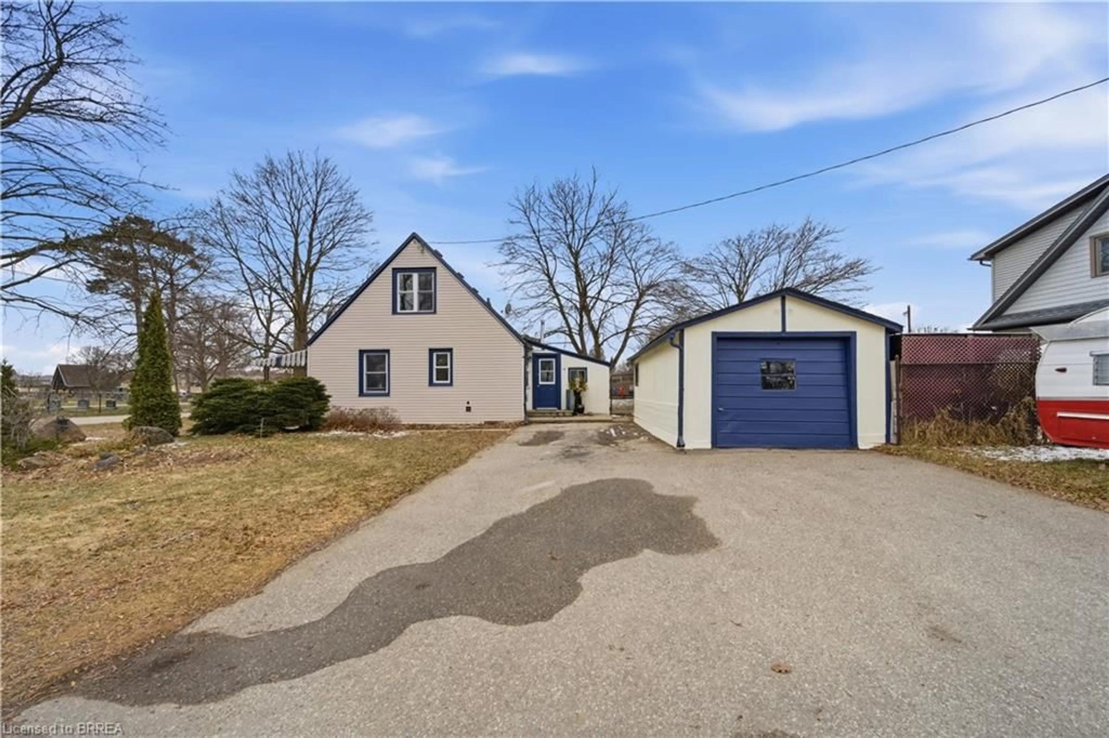 A pic from outside/outdoor area/front of a property/back of a property/a pic from drone, street for 112 Dundas St, Paris Ontario N3L 1G9