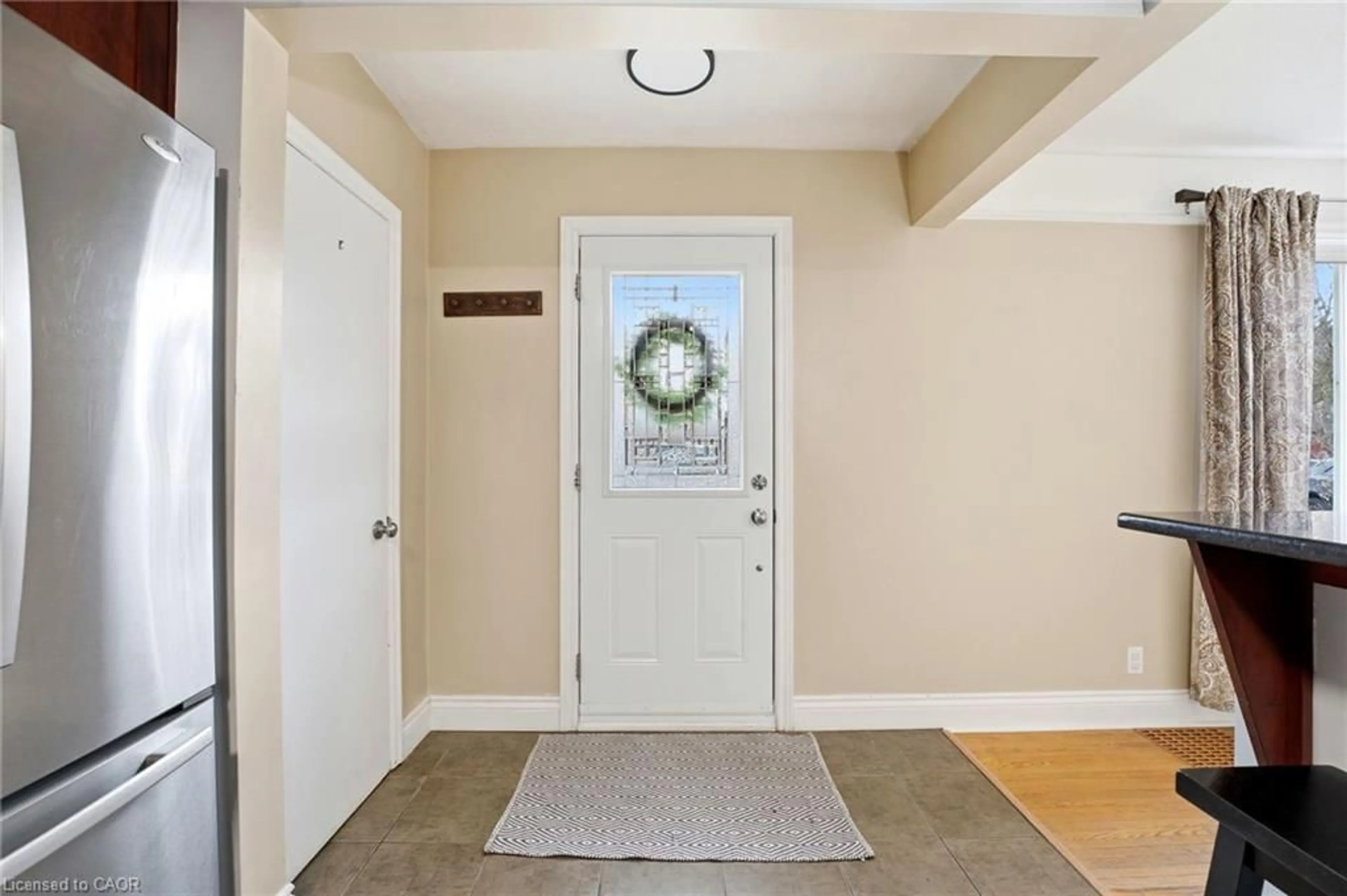 Indoor entryway for 41 Ridgewood Ave, Kitchener Ontario N2H 4L1