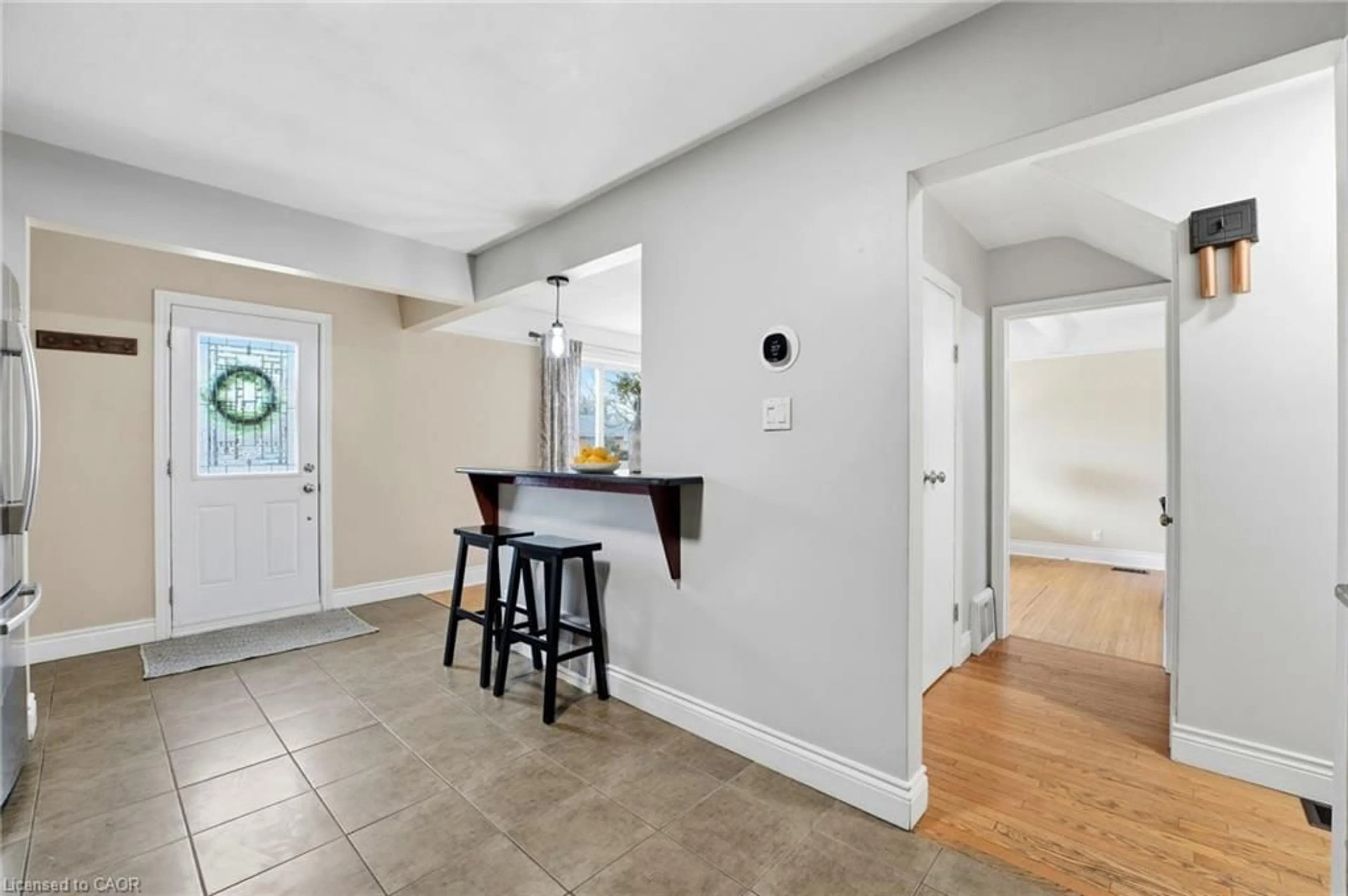 Indoor entryway for 41 Ridgewood Ave, Kitchener Ontario N2H 4L1