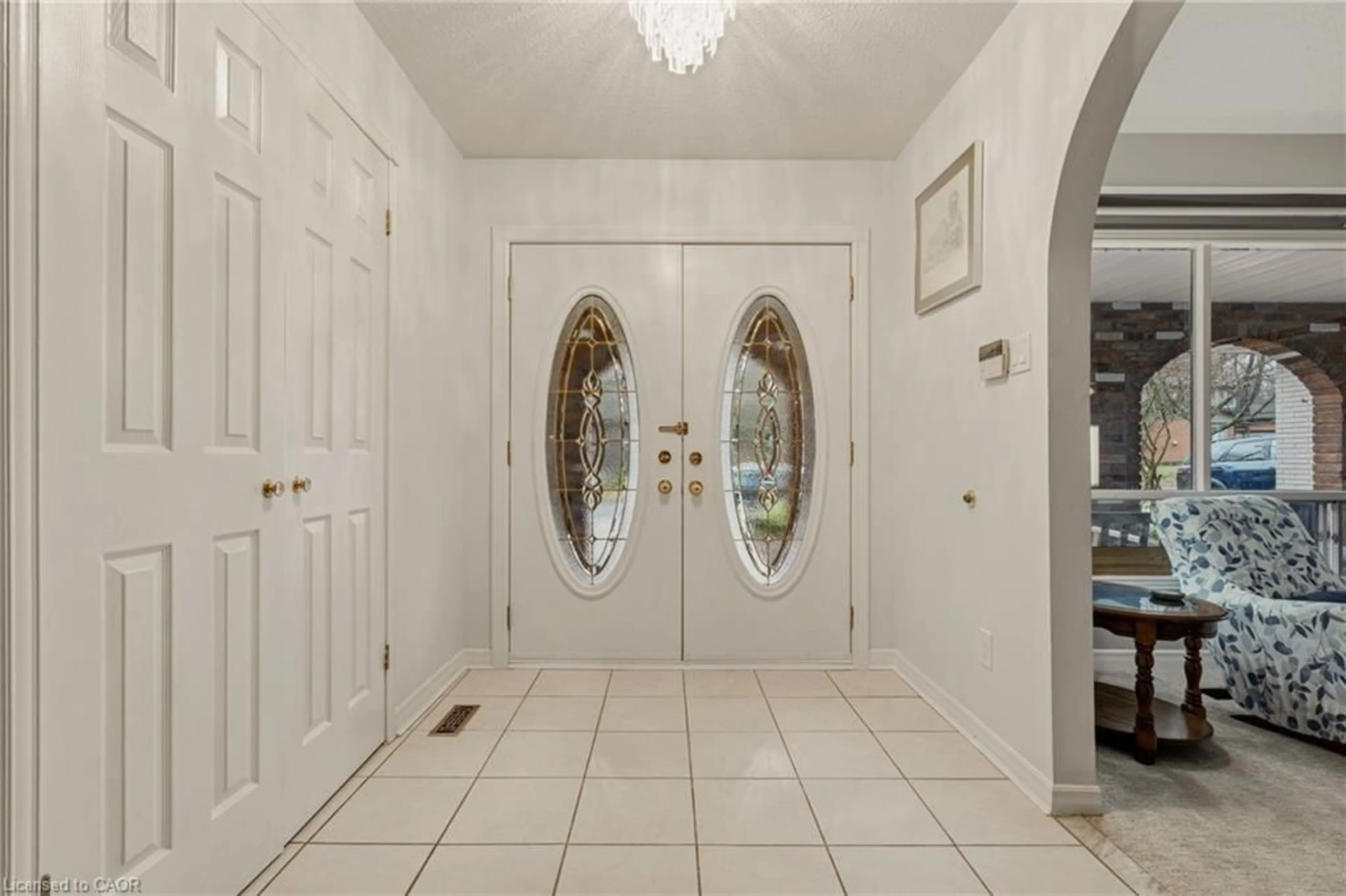 Indoor entryway for 27 Jerome Park Dr, Hamilton Ontario L9H 6G9