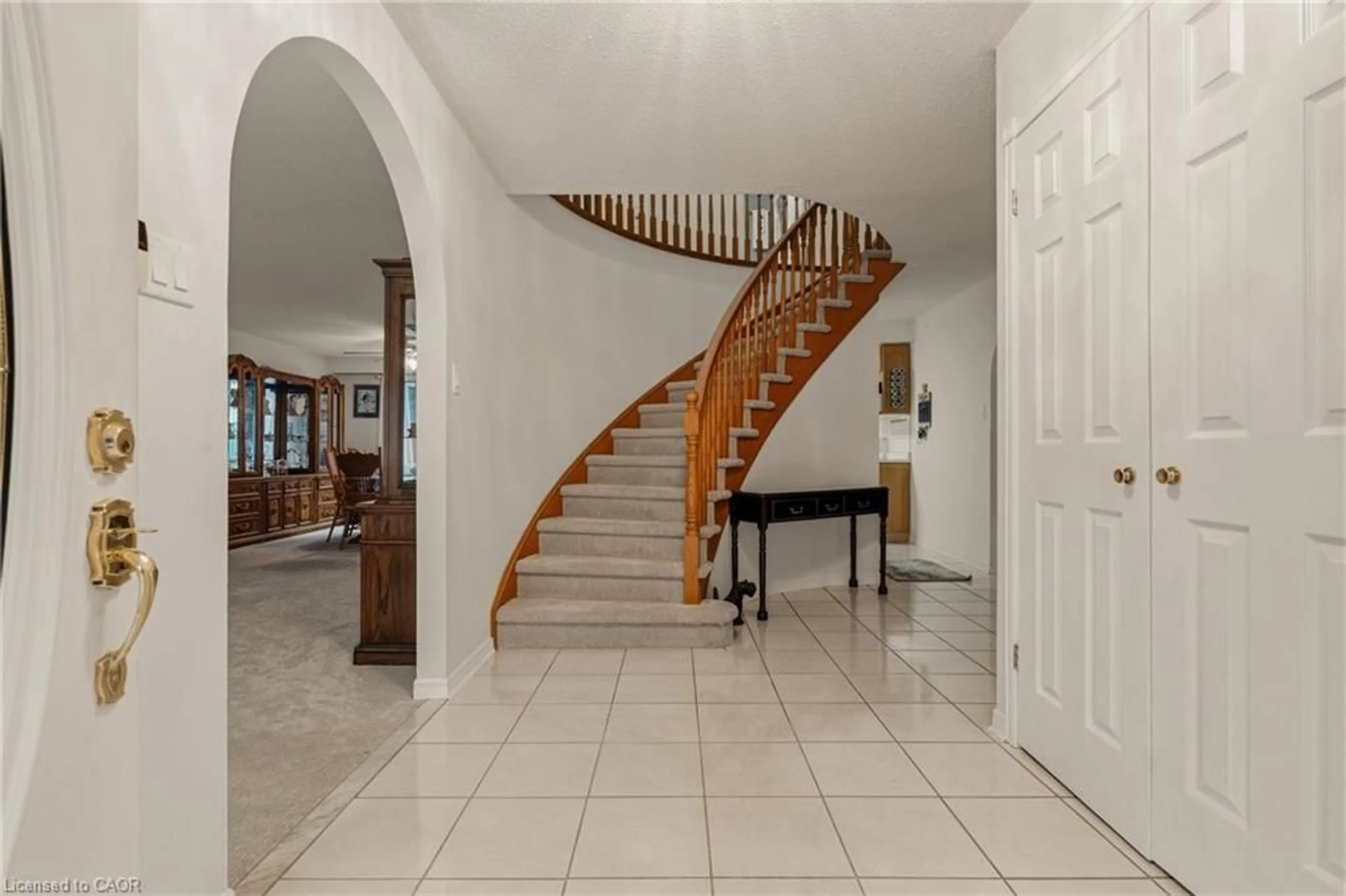 Indoor foyer for 27 Jerome Park Dr, Hamilton Ontario L9H 6G9