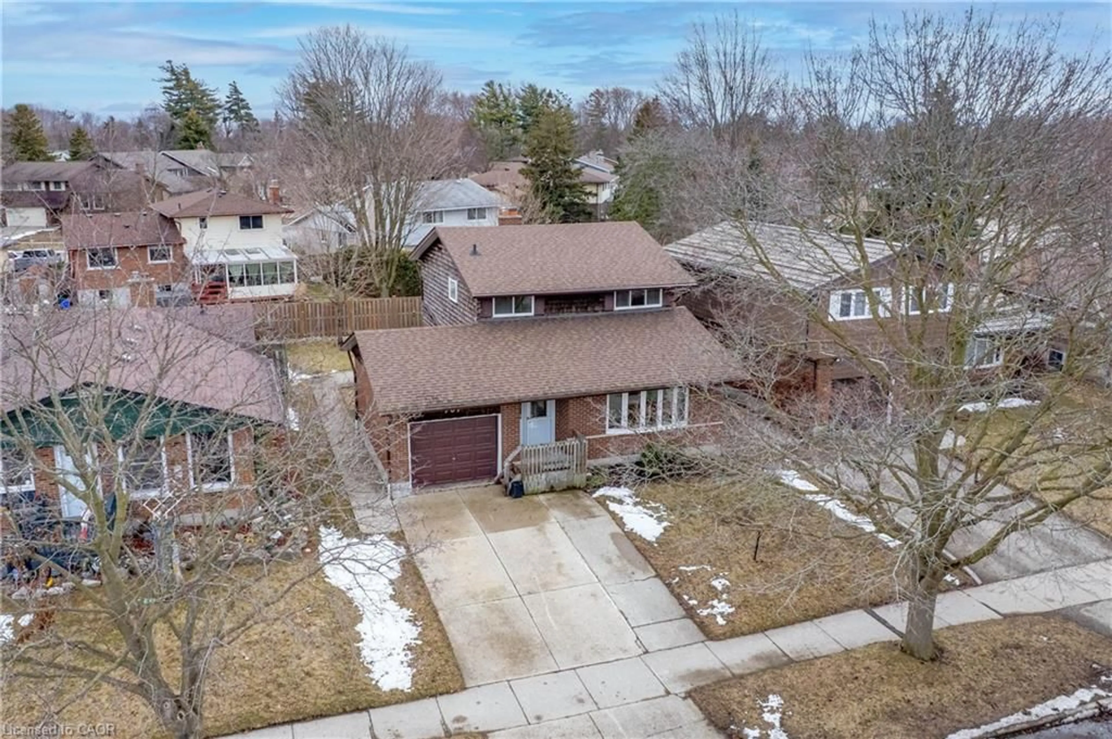 A pic from outside/outdoor area/front of a property/back of a property/a pic from drone, street for 107 Dunsmere Dr, Kitchener Ontario N2E 1W4