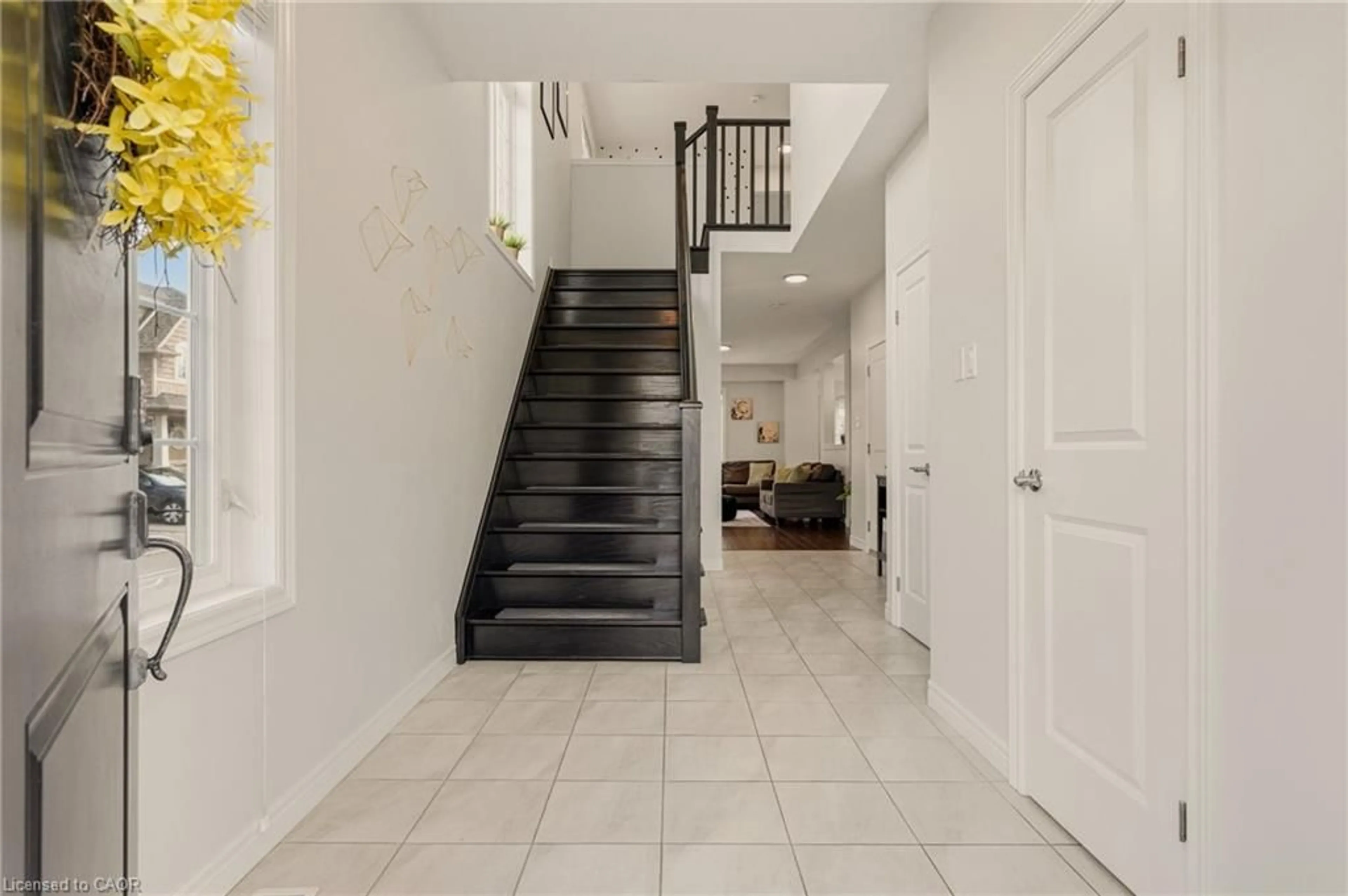 Indoor entryway for 11 Beau Chatel Lane, Grimsby Ontario L3M 0H4