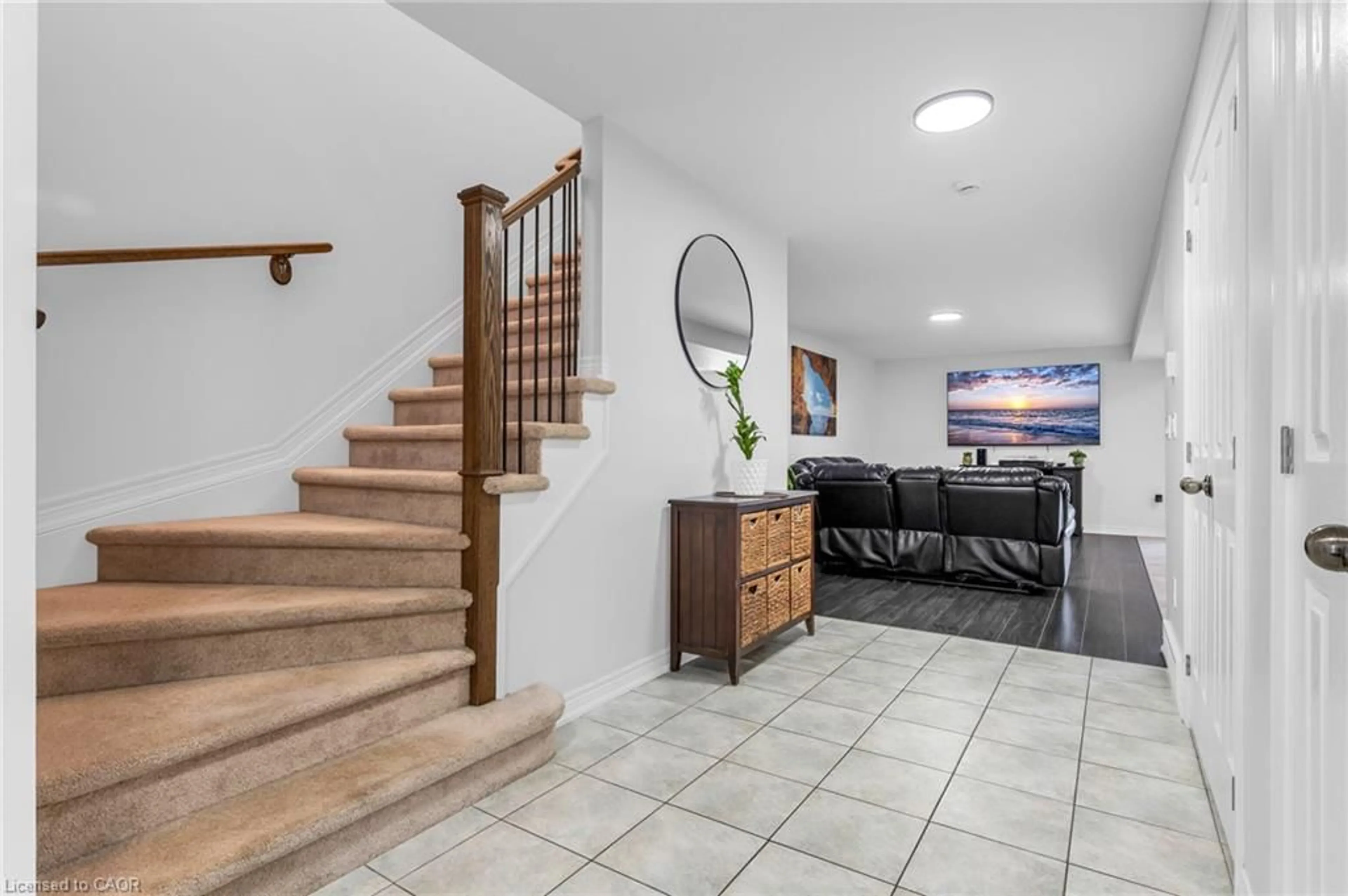Indoor foyer for 160 Wallace Ave, Welland Ontario L3B 1R5