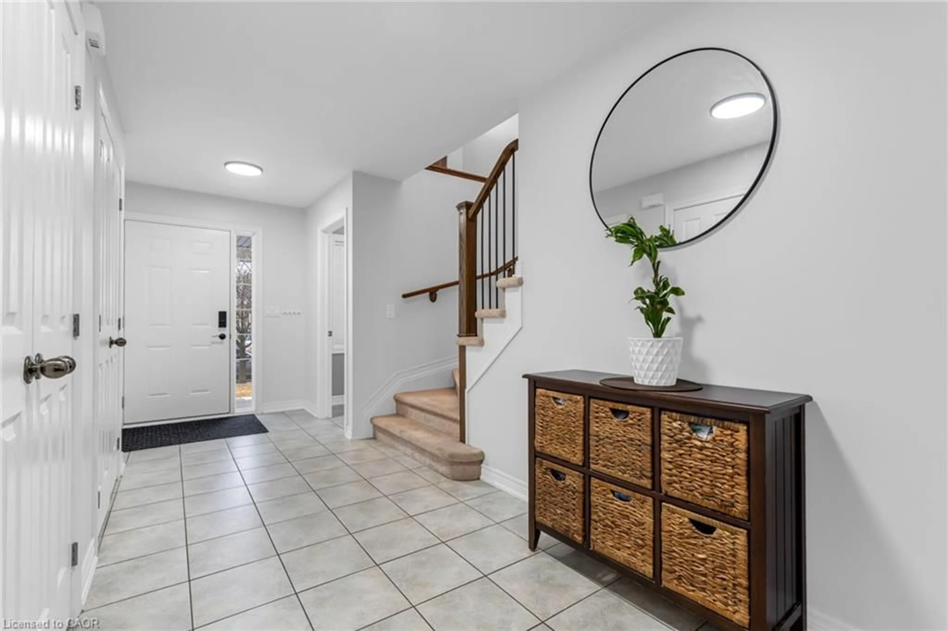 Indoor entryway for 160 Wallace Ave, Welland Ontario L3B 1R5