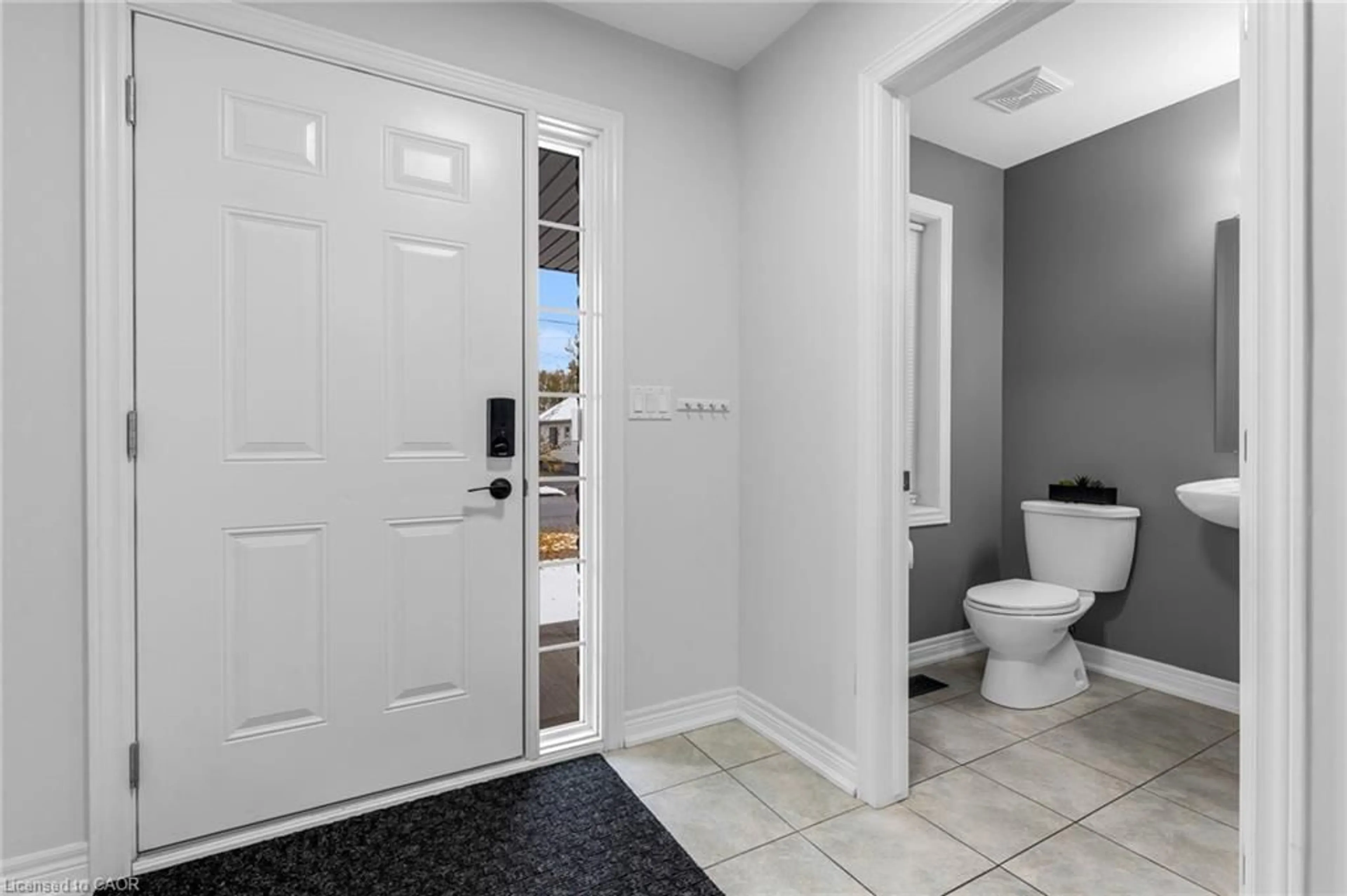 Indoor entryway for 160 Wallace Ave, Welland Ontario L3B 1R5