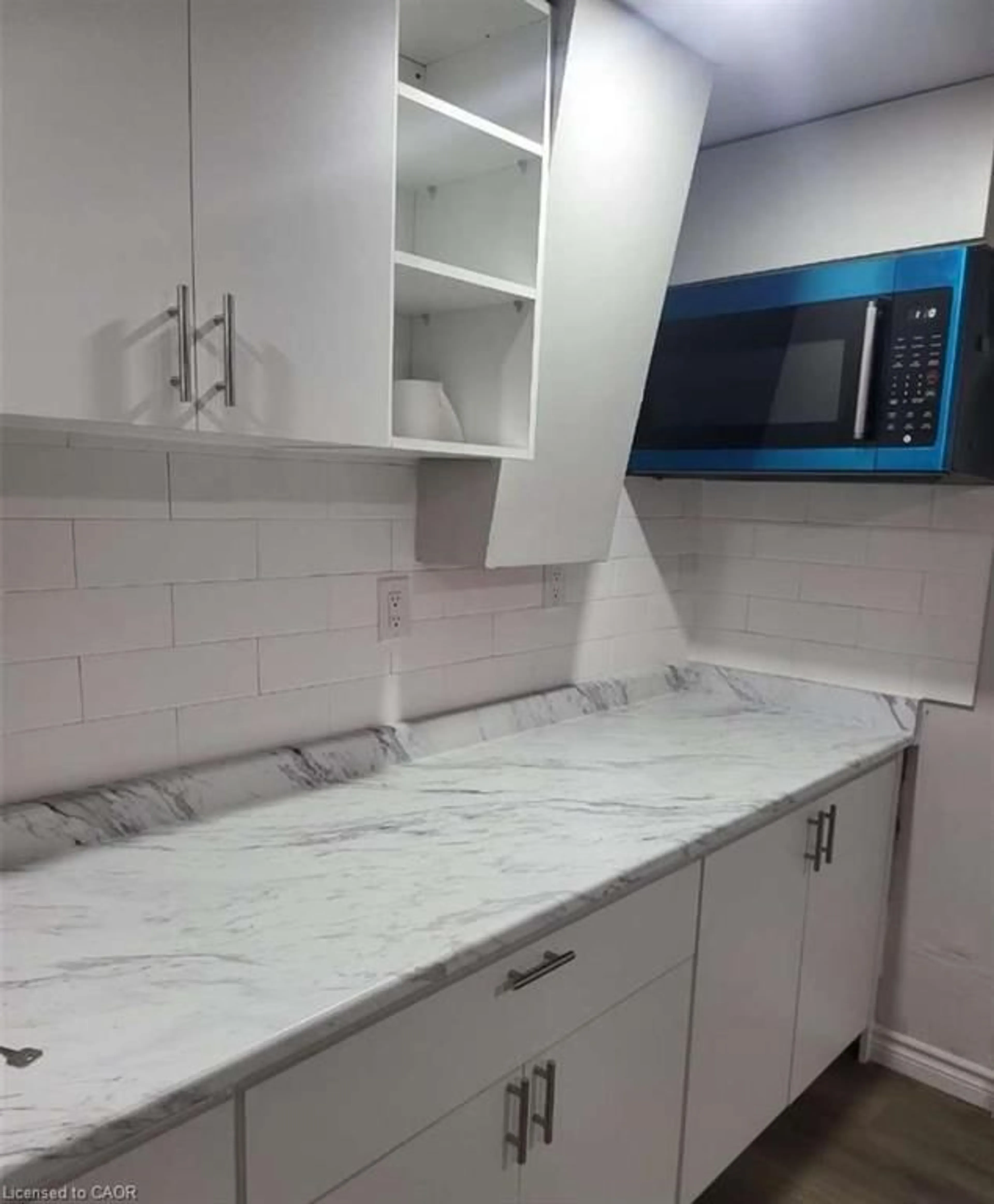 Standard kitchen, ceramic/tile floor for 467 Limeridge Rd, Hamilton Ontario L9C 2V7