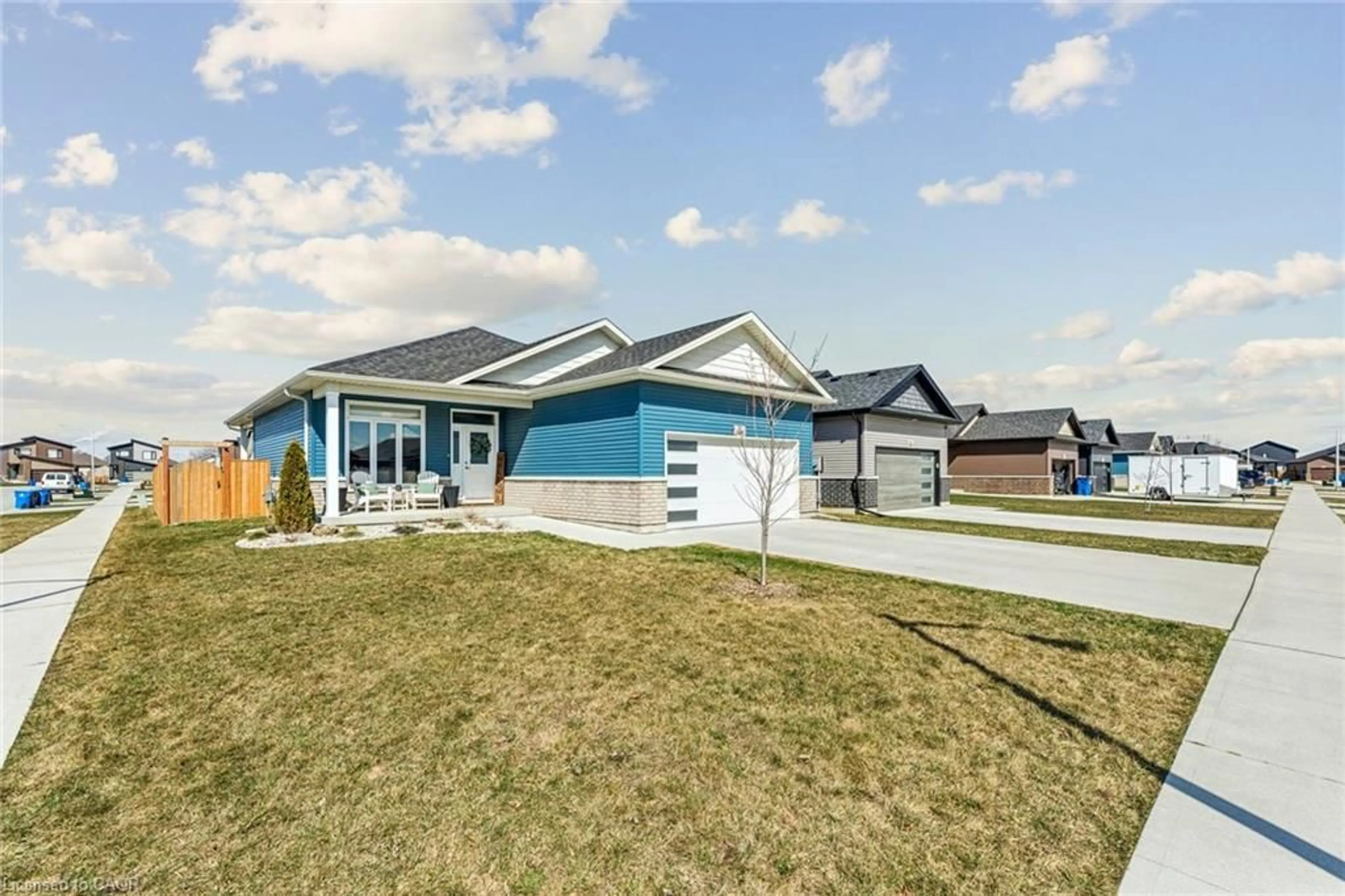 Home with vinyl exterior material, street for 124 Grassland Grove, Chatham Ontario N7M 0T2