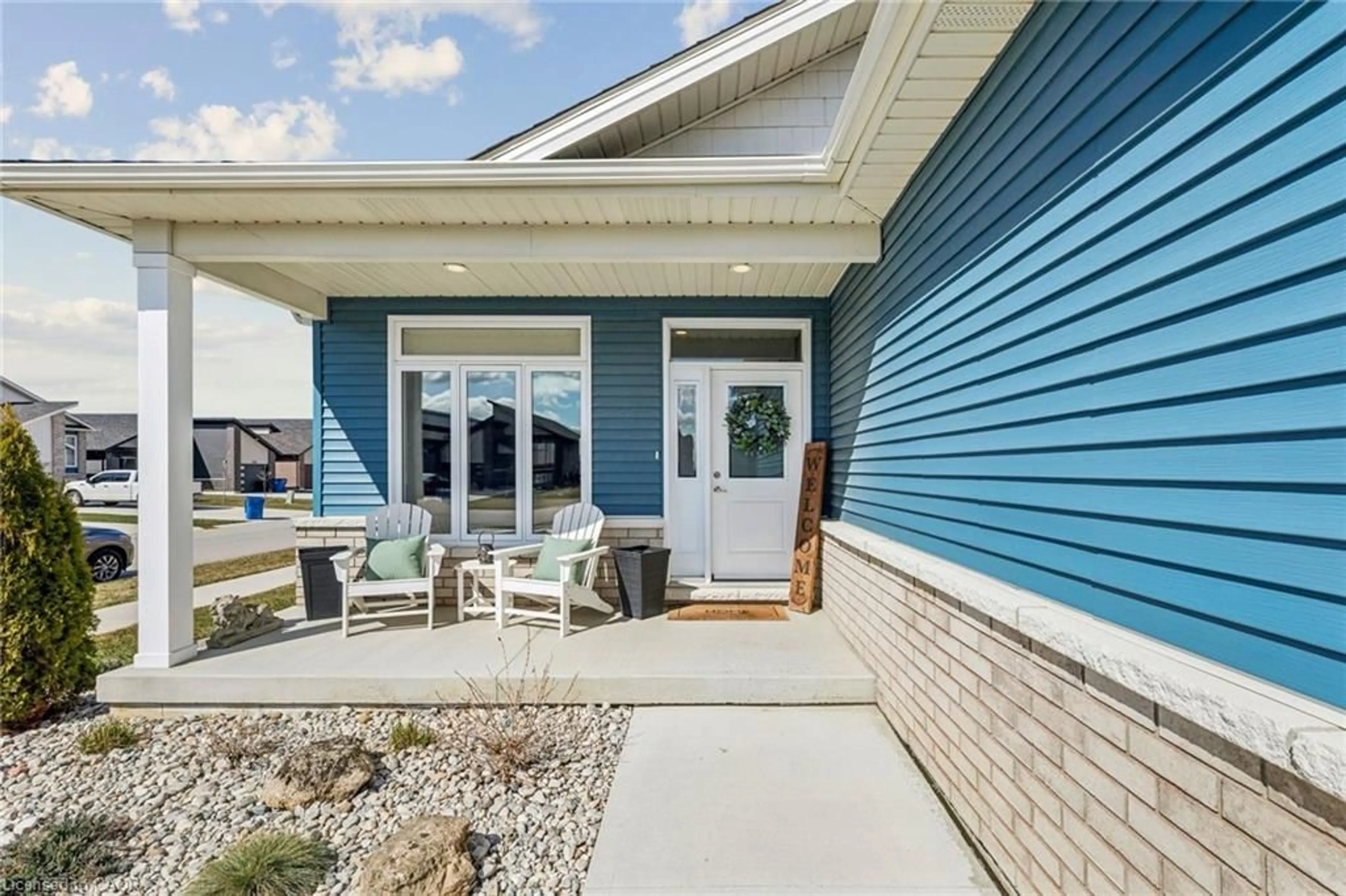 Home with vinyl exterior material, street for 124 Grassland Grove, Chatham Ontario N7M 0T2