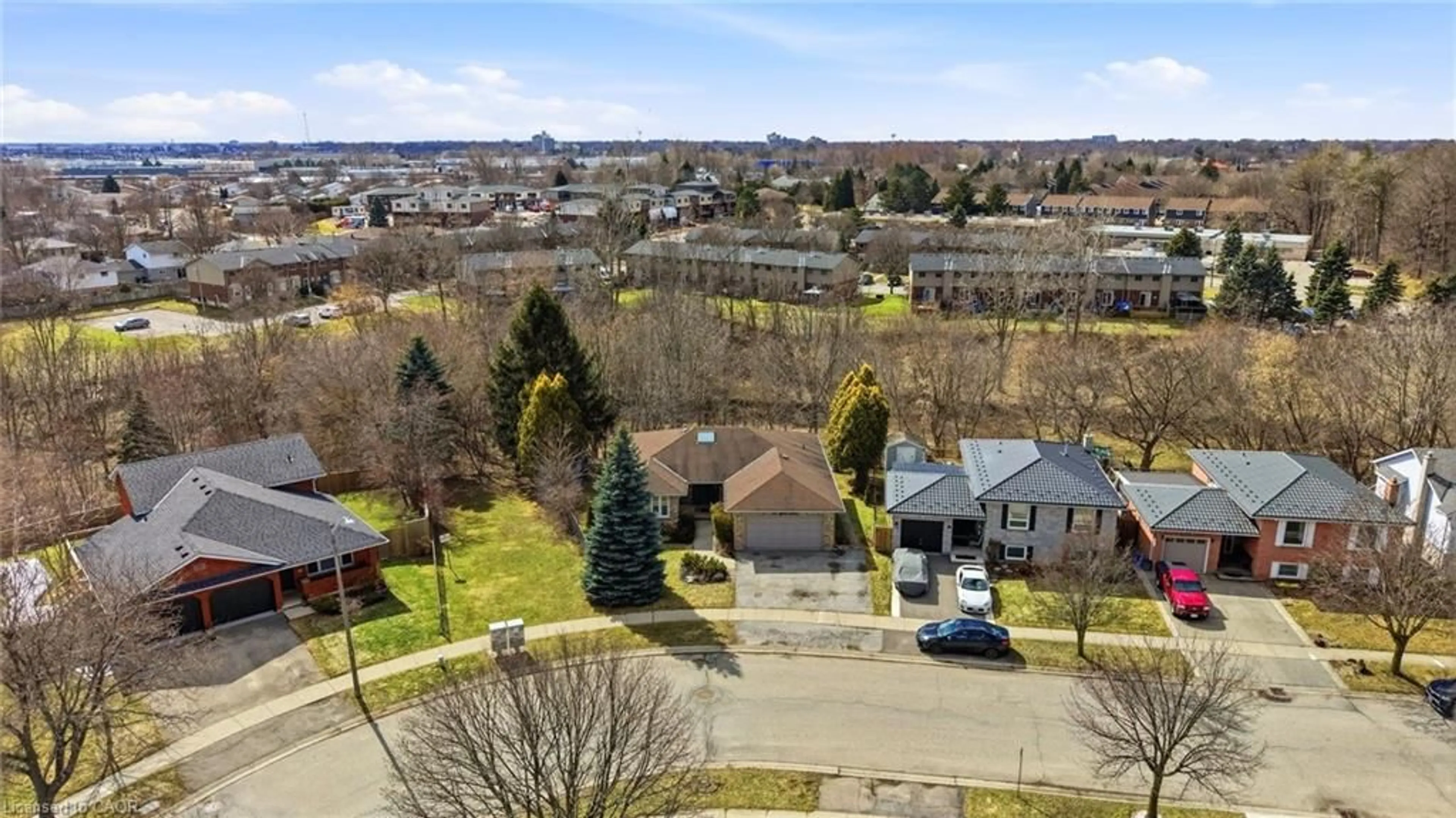 A pic from outside/outdoor area/front of a property/back of a property/a pic from drone, unknown for 117 Gillin Rd, Brantford Ontario N3P 1X4