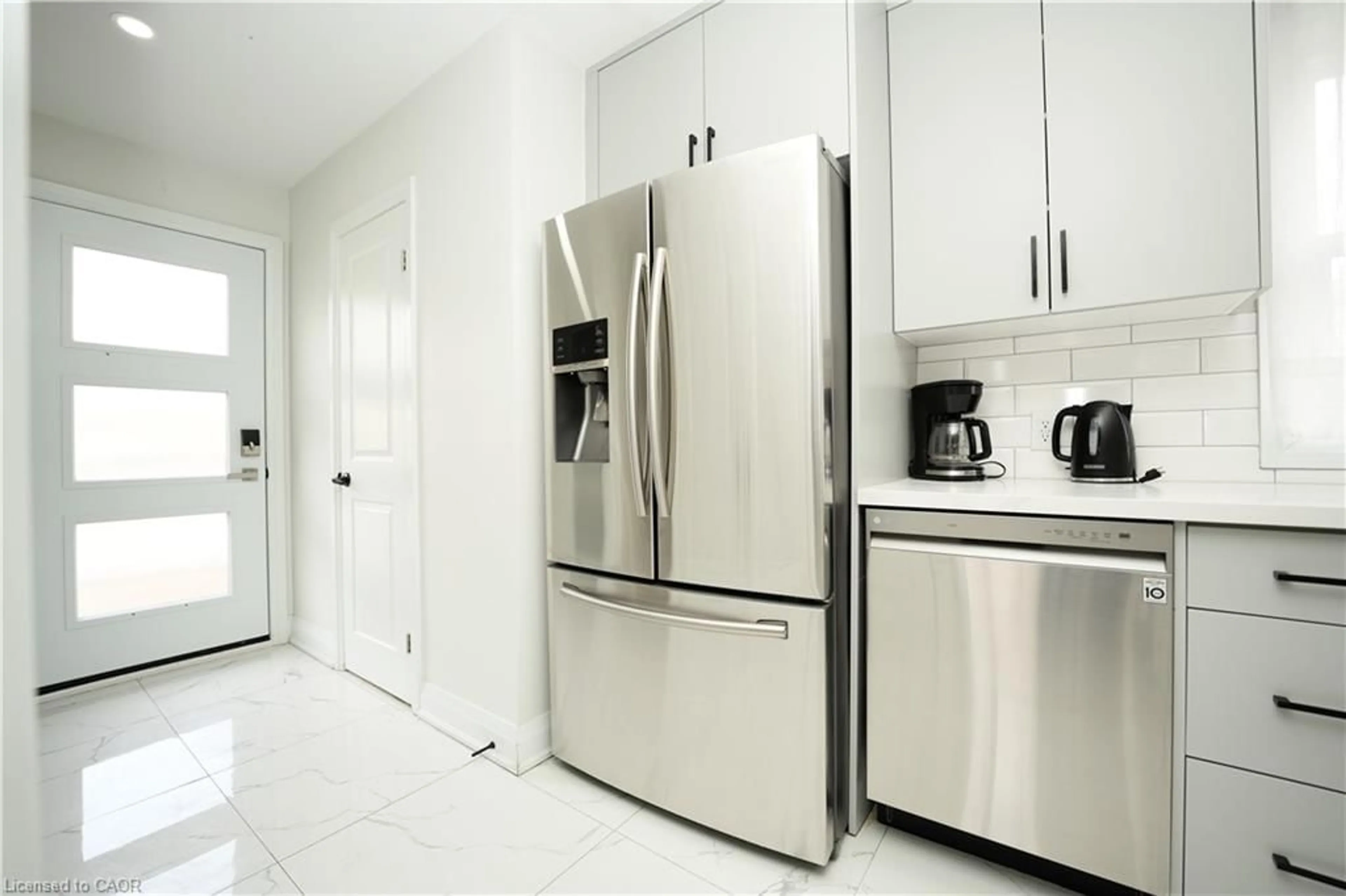 Standard kitchen, ceramic/tile floor for 140 Jansen Ave, Kitchener Ontario N2A 2L7