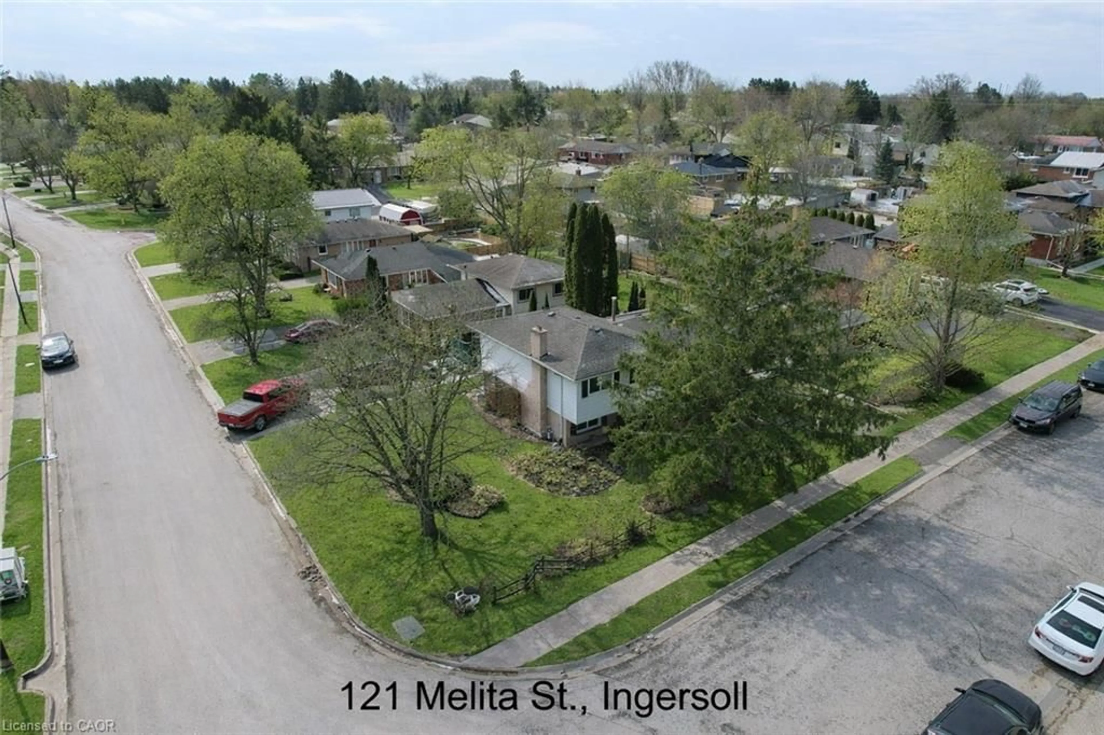 A pic from outside/outdoor area/front of a property/back of a property/a pic from drone, street for 121 Melita St, Ingersoll Ontario N5C 3T3