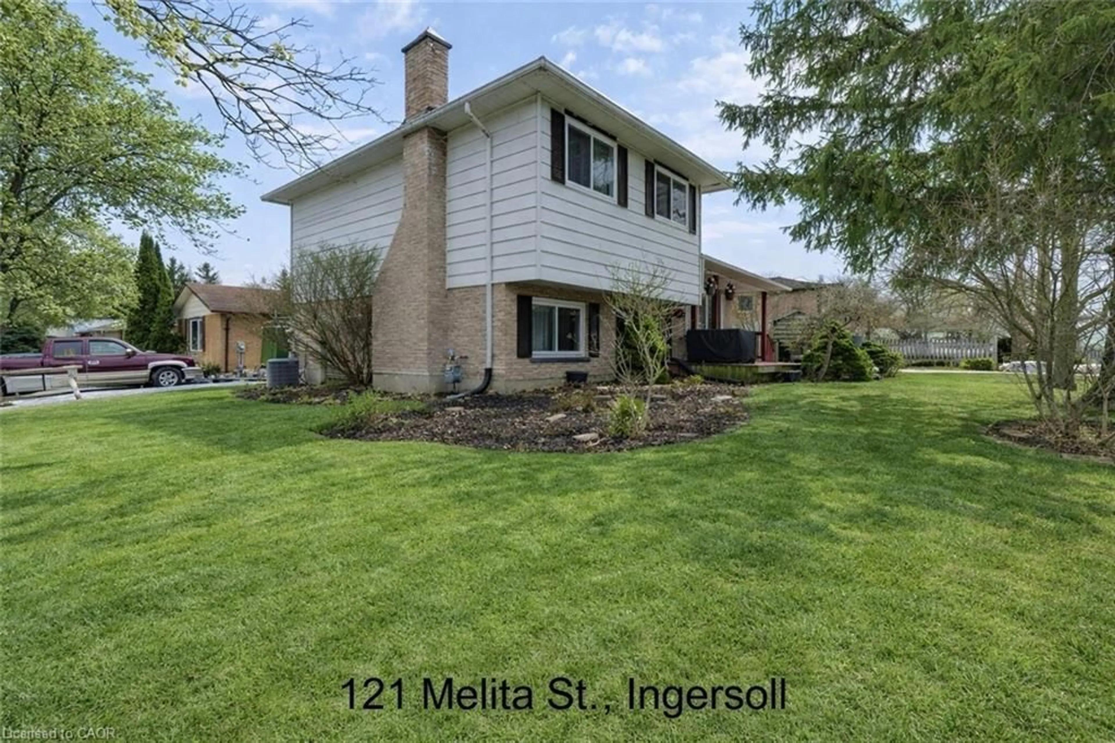 A pic from outside/outdoor area/front of a property/back of a property/a pic from drone, street for 121 Melita St, Ingersoll Ontario N5C 3T3