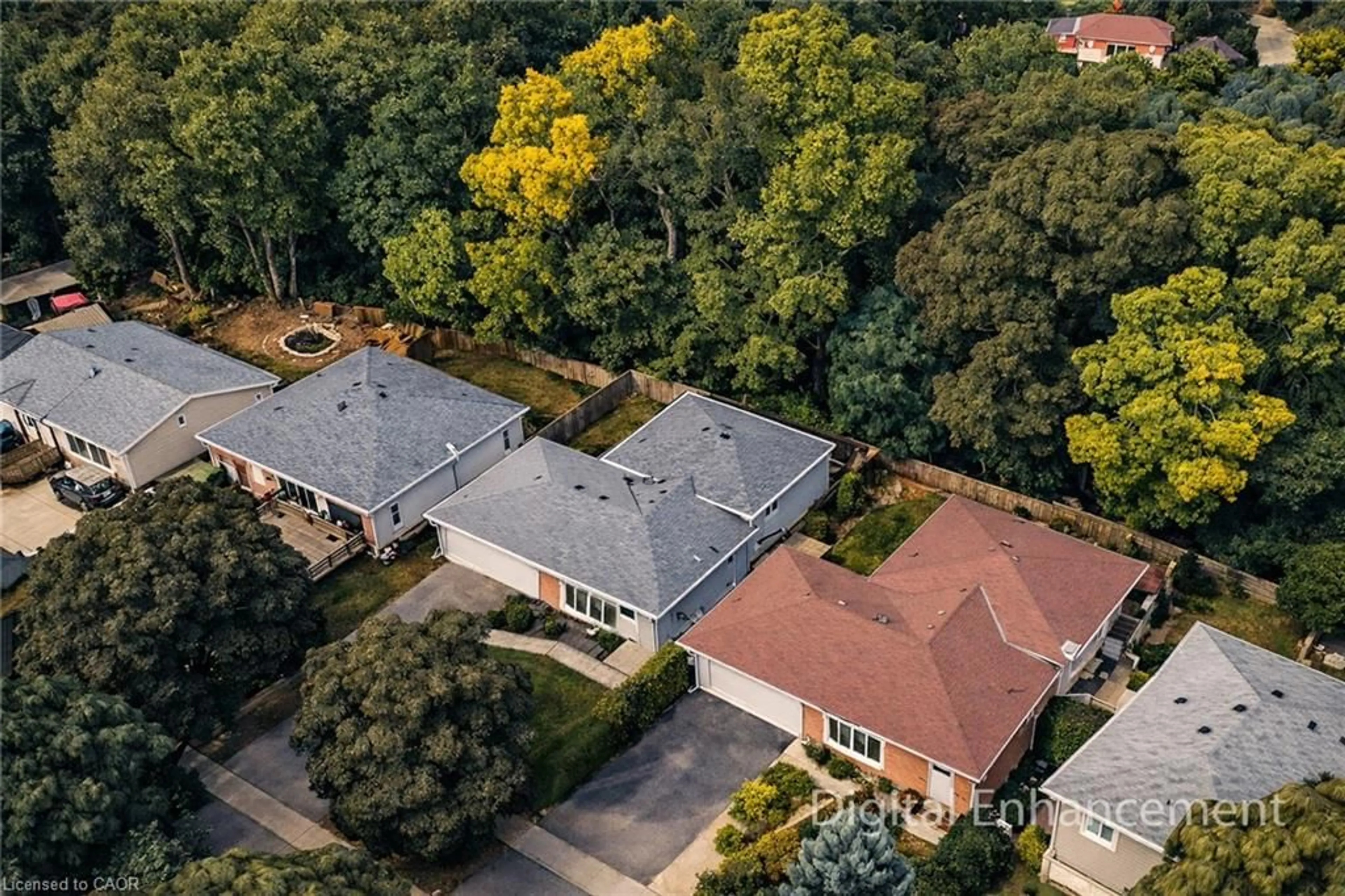 A pic from outside/outdoor area/front of a property/back of a property/a pic from drone, street for 36 Hillcrest Ave, Brantford Ontario N3T 5X8