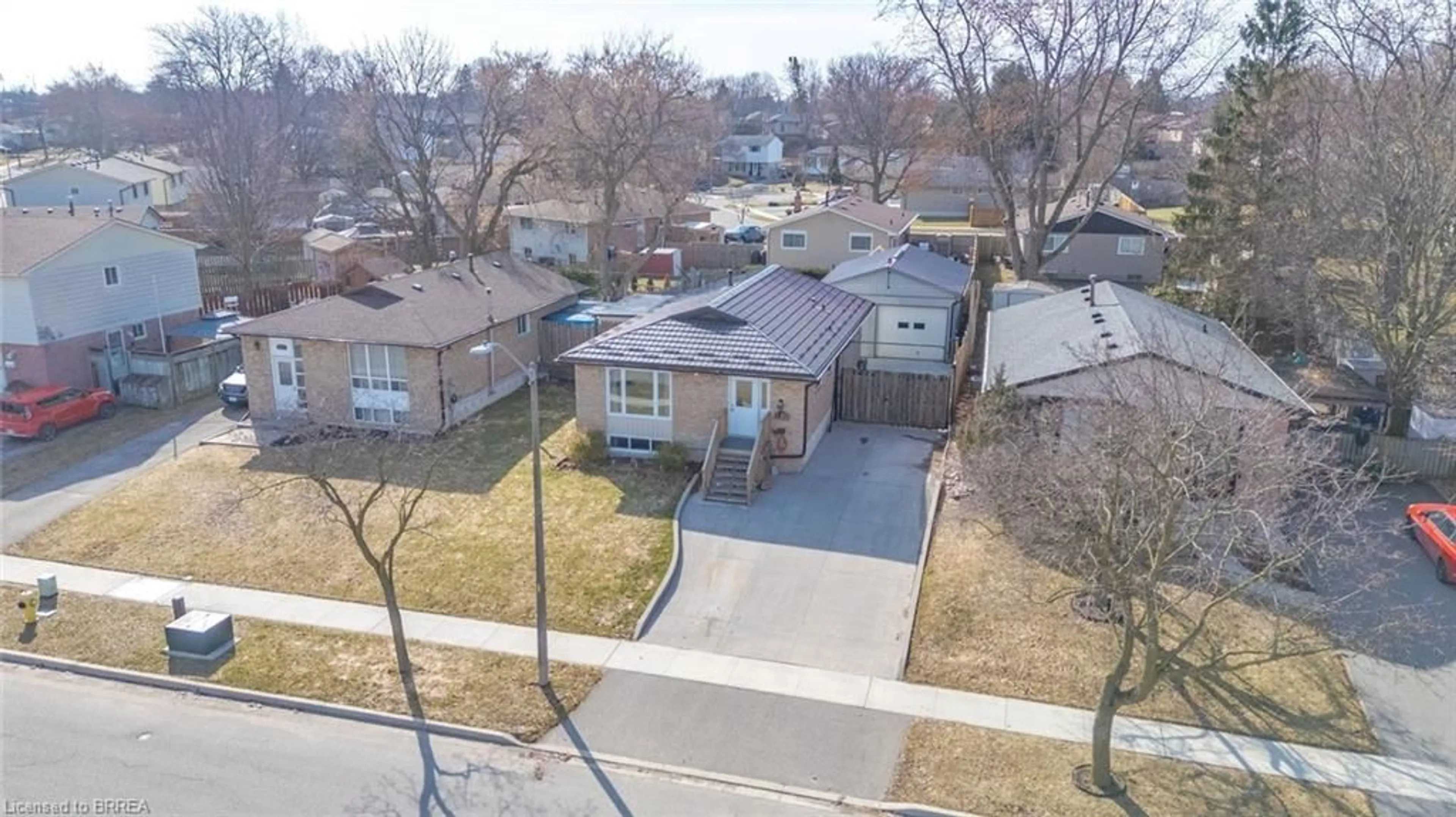 A pic from outside/outdoor area/front of a property/back of a property/a pic from drone, street for 136 Woodlawn Ave Ave, Brantford Ontario N3R 6S2
