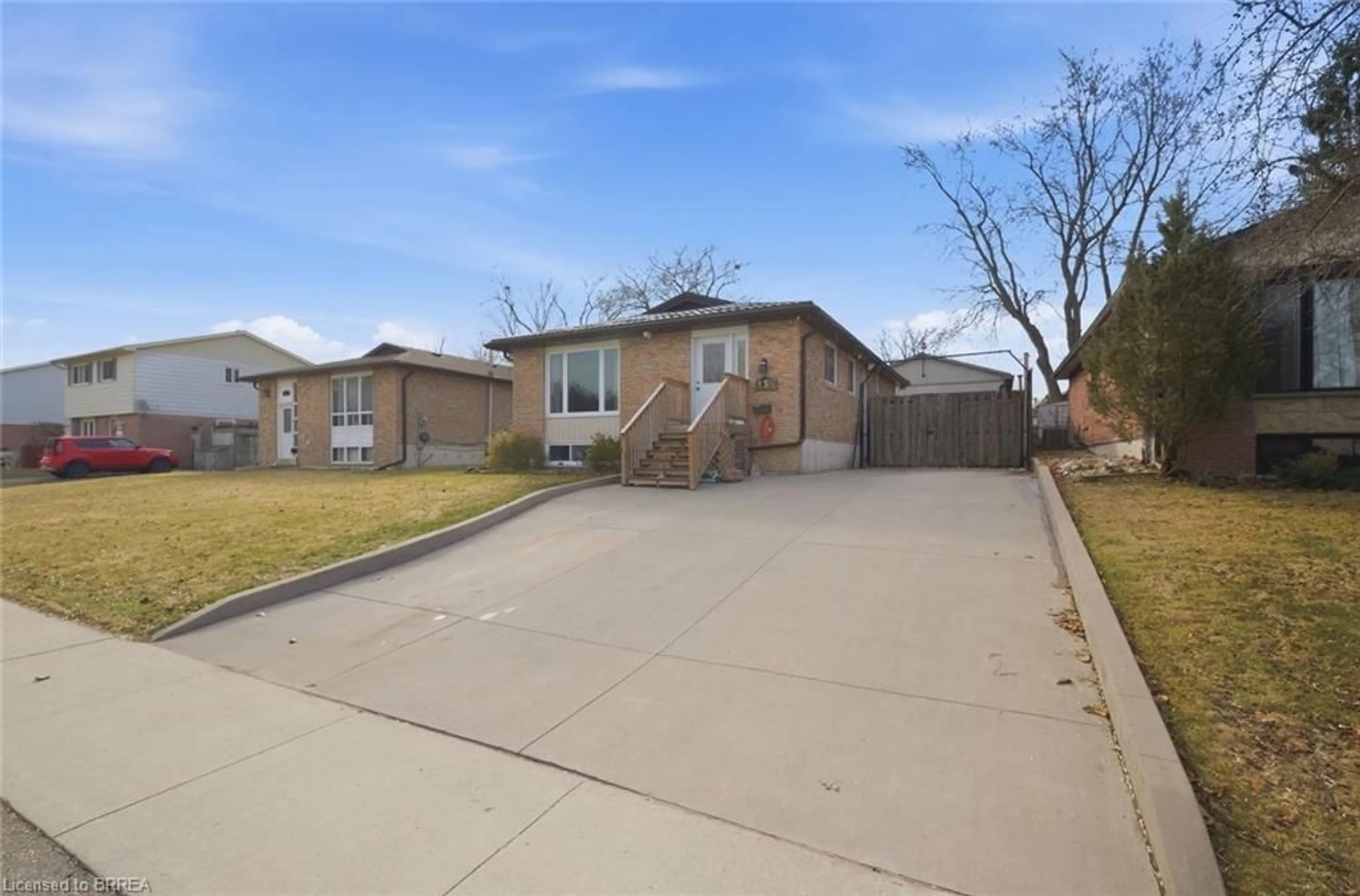 A pic from outside/outdoor area/front of a property/back of a property/a pic from drone, street for 136 Woodlawn Ave Ave, Brantford Ontario N3R 6S2