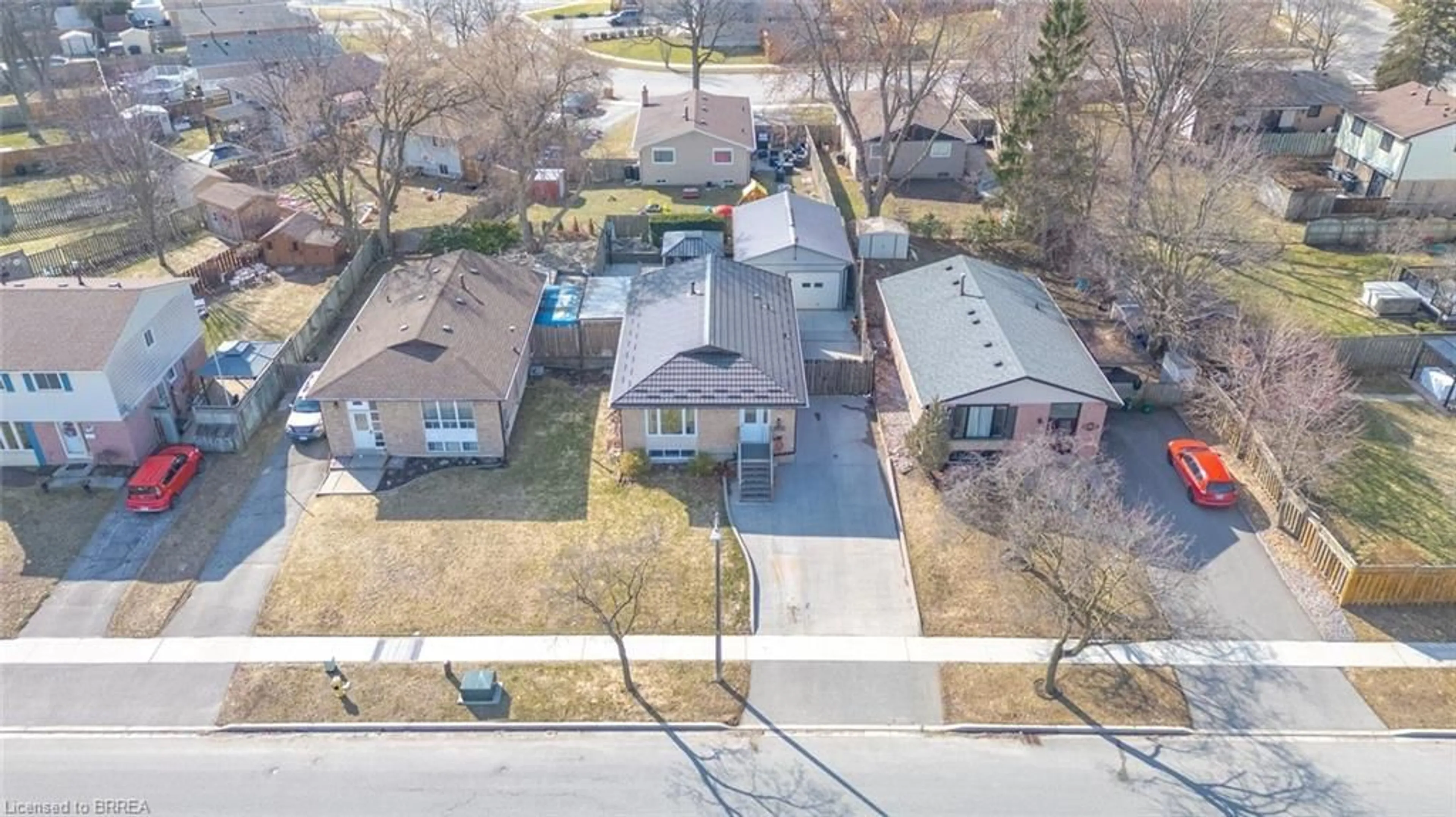 A pic from outside/outdoor area/front of a property/back of a property/a pic from drone, street for 136 Woodlawn Ave Ave, Brantford Ontario N3R 6S2