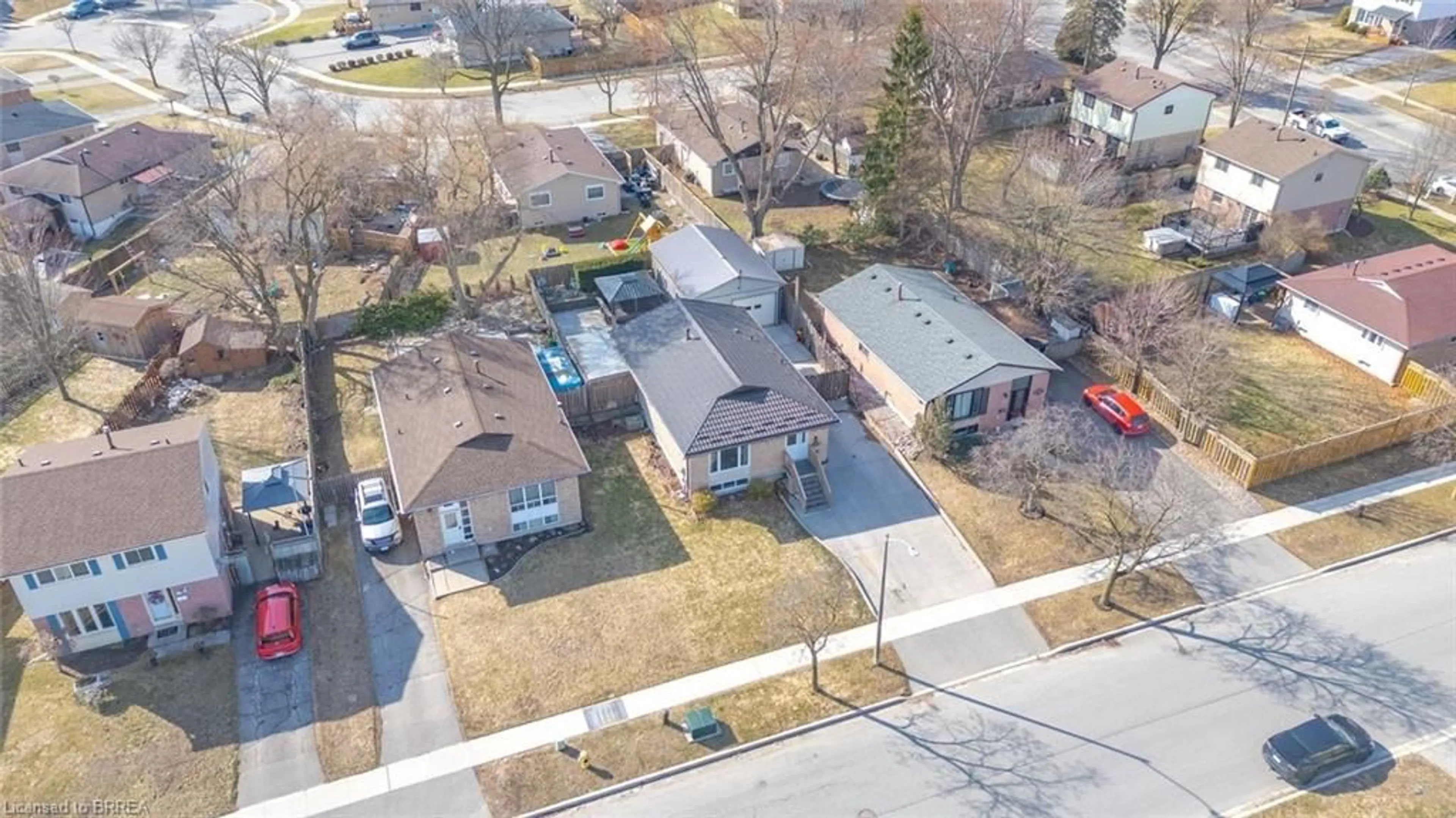 A pic from outside/outdoor area/front of a property/back of a property/a pic from drone, street for 136 Woodlawn Ave Ave, Brantford Ontario N3R 6S2