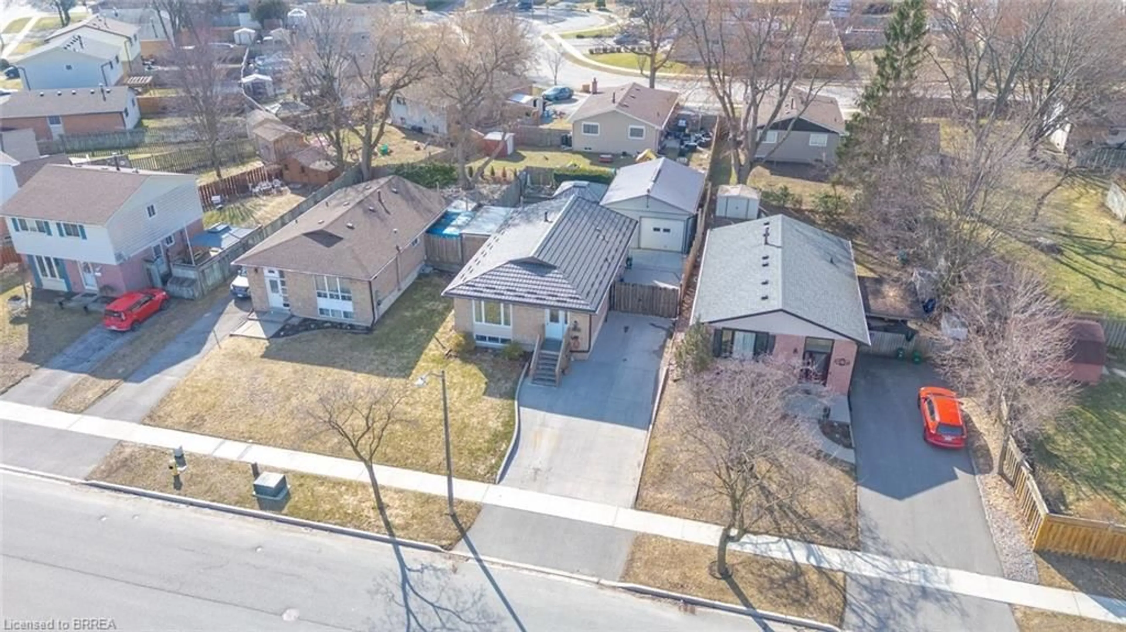 A pic from outside/outdoor area/front of a property/back of a property/a pic from drone, street for 136 Woodlawn Ave Ave, Brantford Ontario N3R 6S2