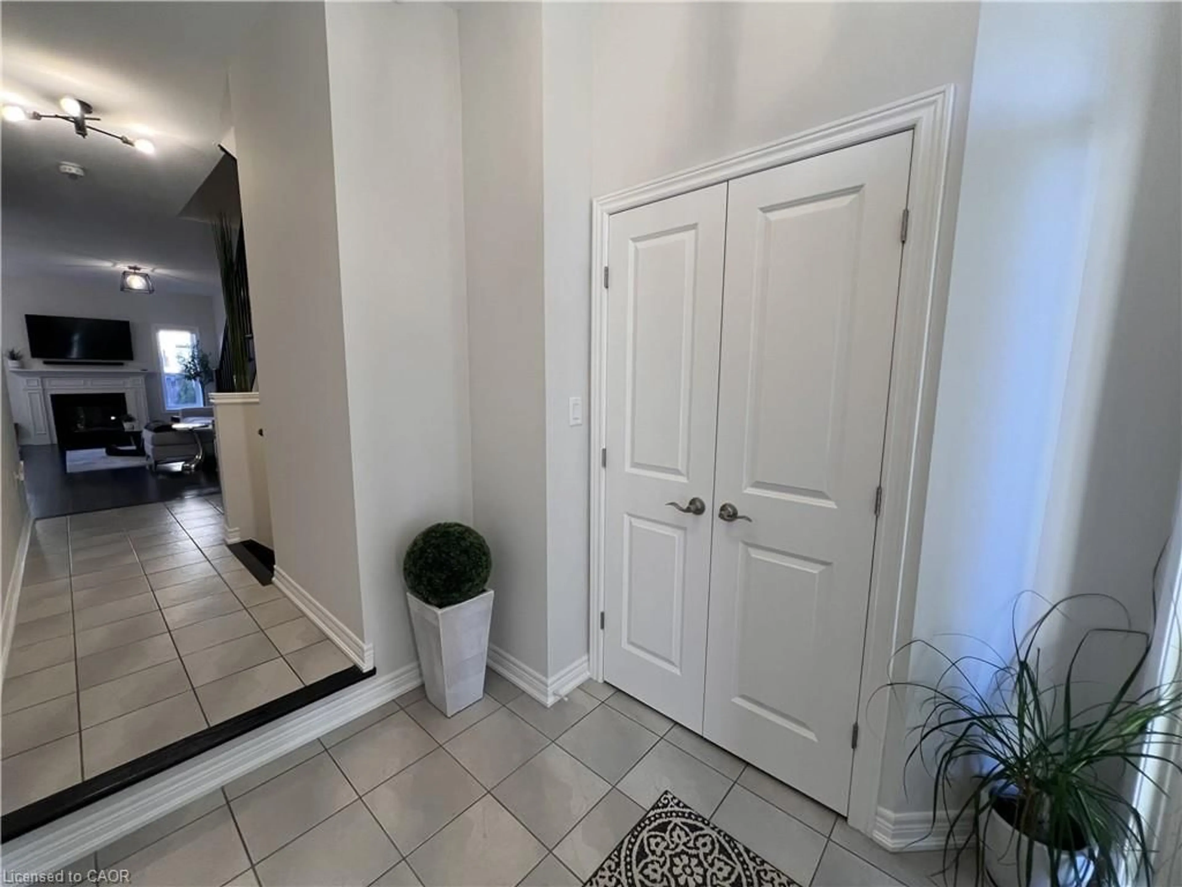 Indoor entryway for 1165 West 5th St, Hamilton Ontario L9B 0J3