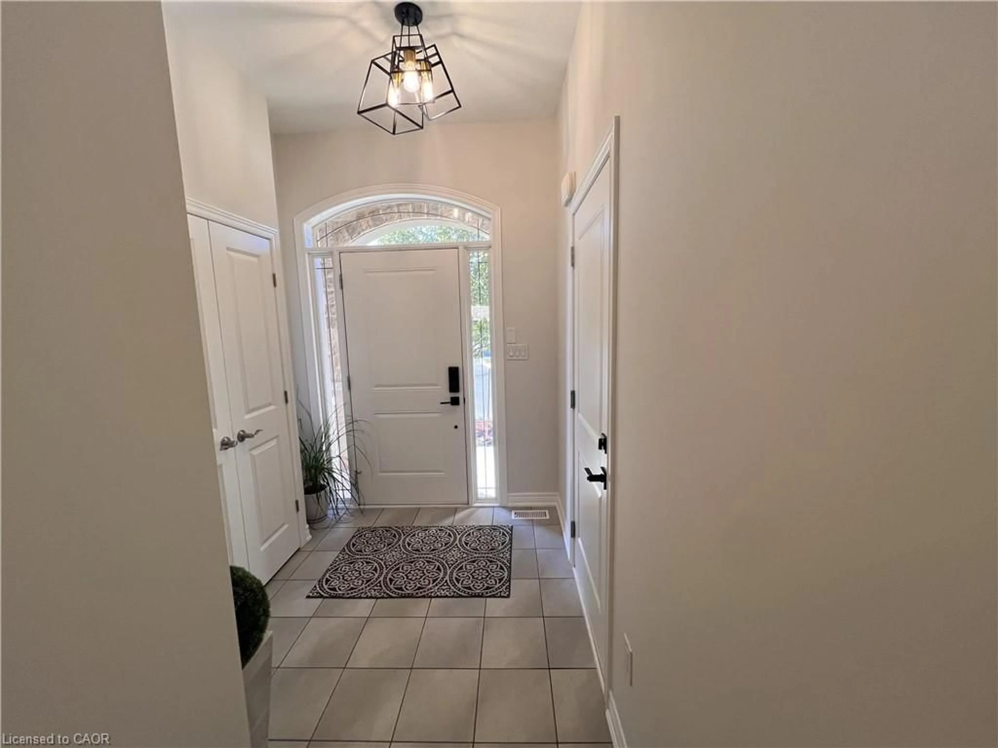 Indoor entryway for 1165 West 5th St, Hamilton Ontario L9B 0J3