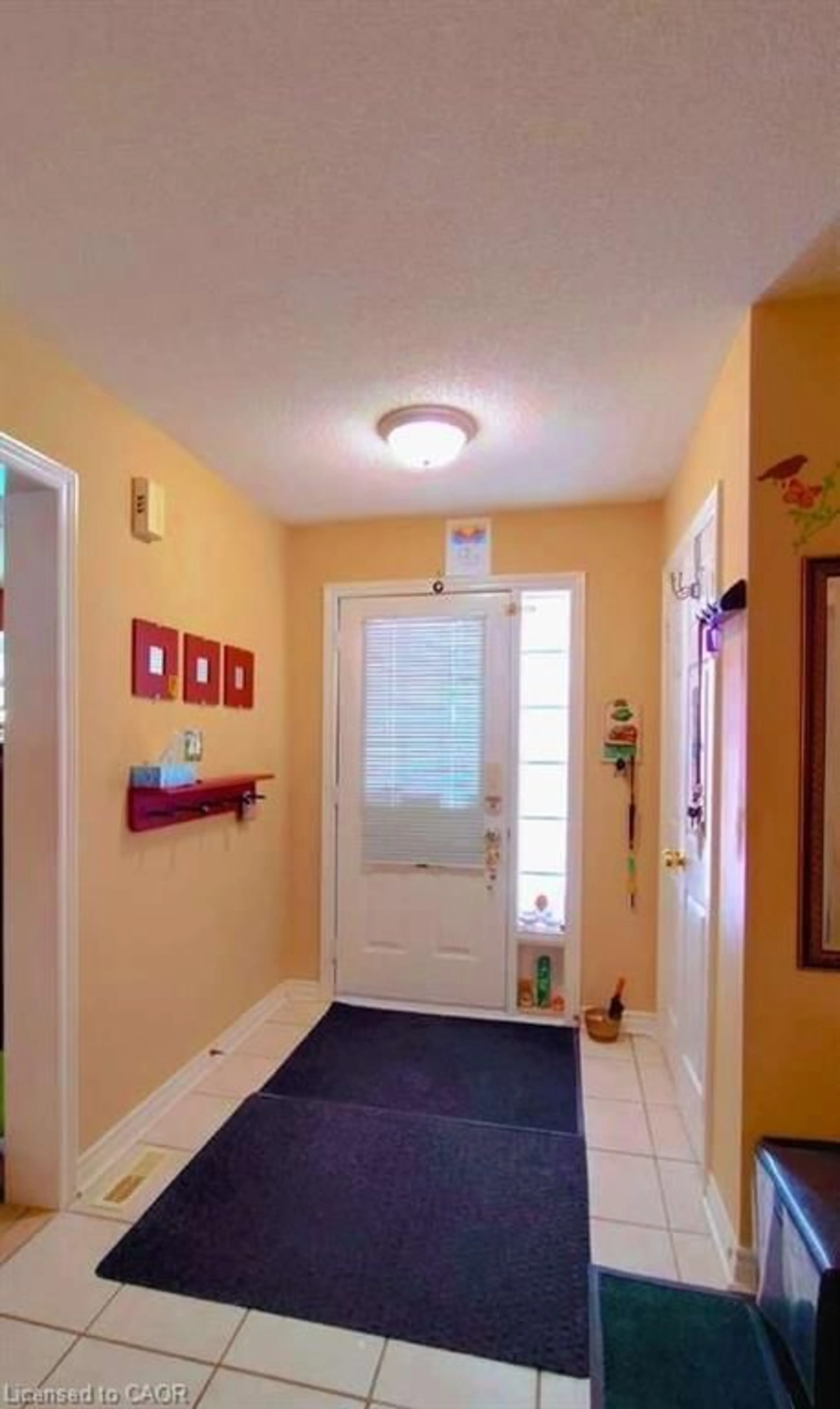 Indoor entryway for 35 Raquel St, Barrie Ontario L4N 9S4