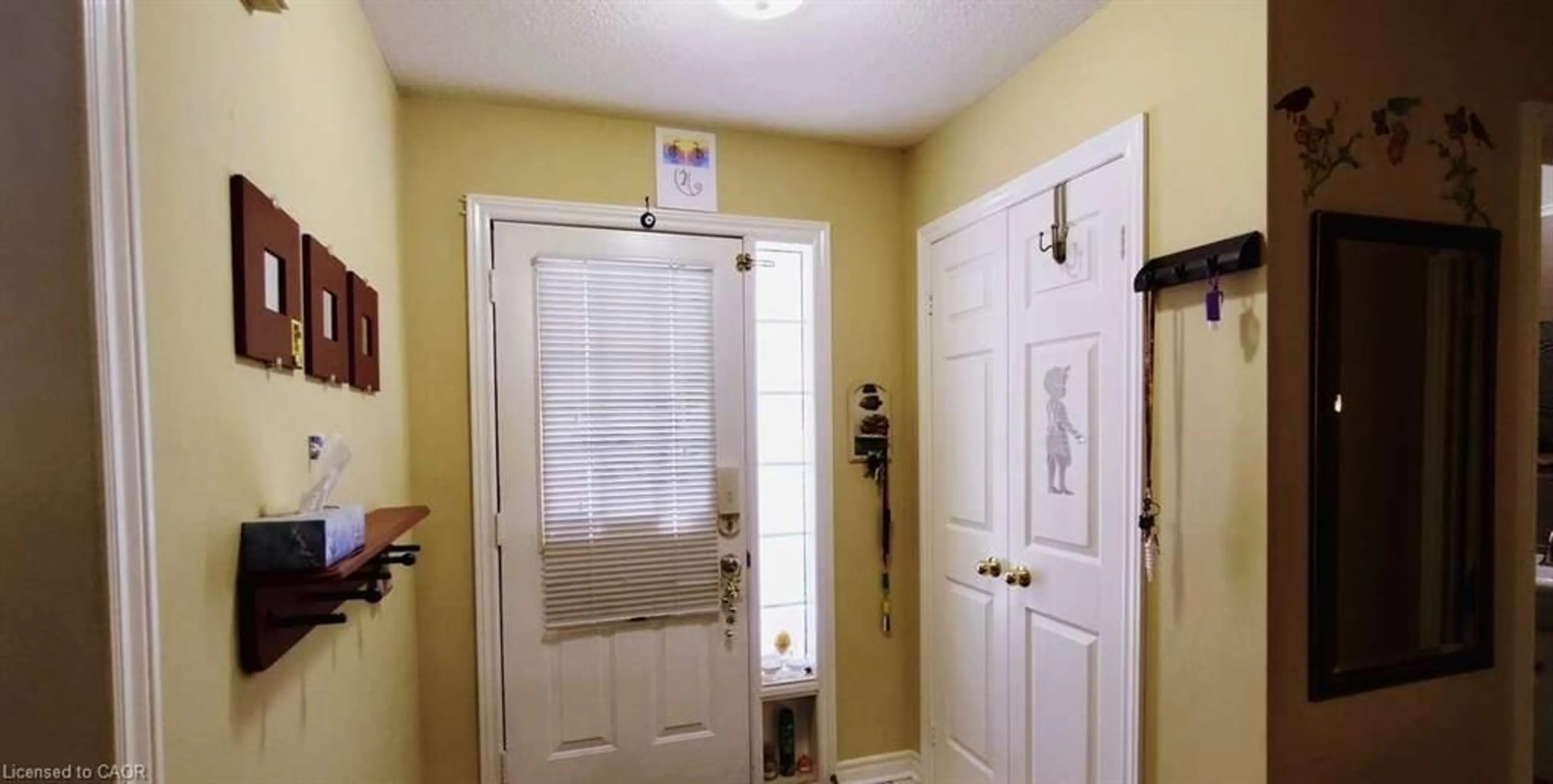 Indoor entryway for 35 Raquel St, Barrie Ontario L4N 9S4