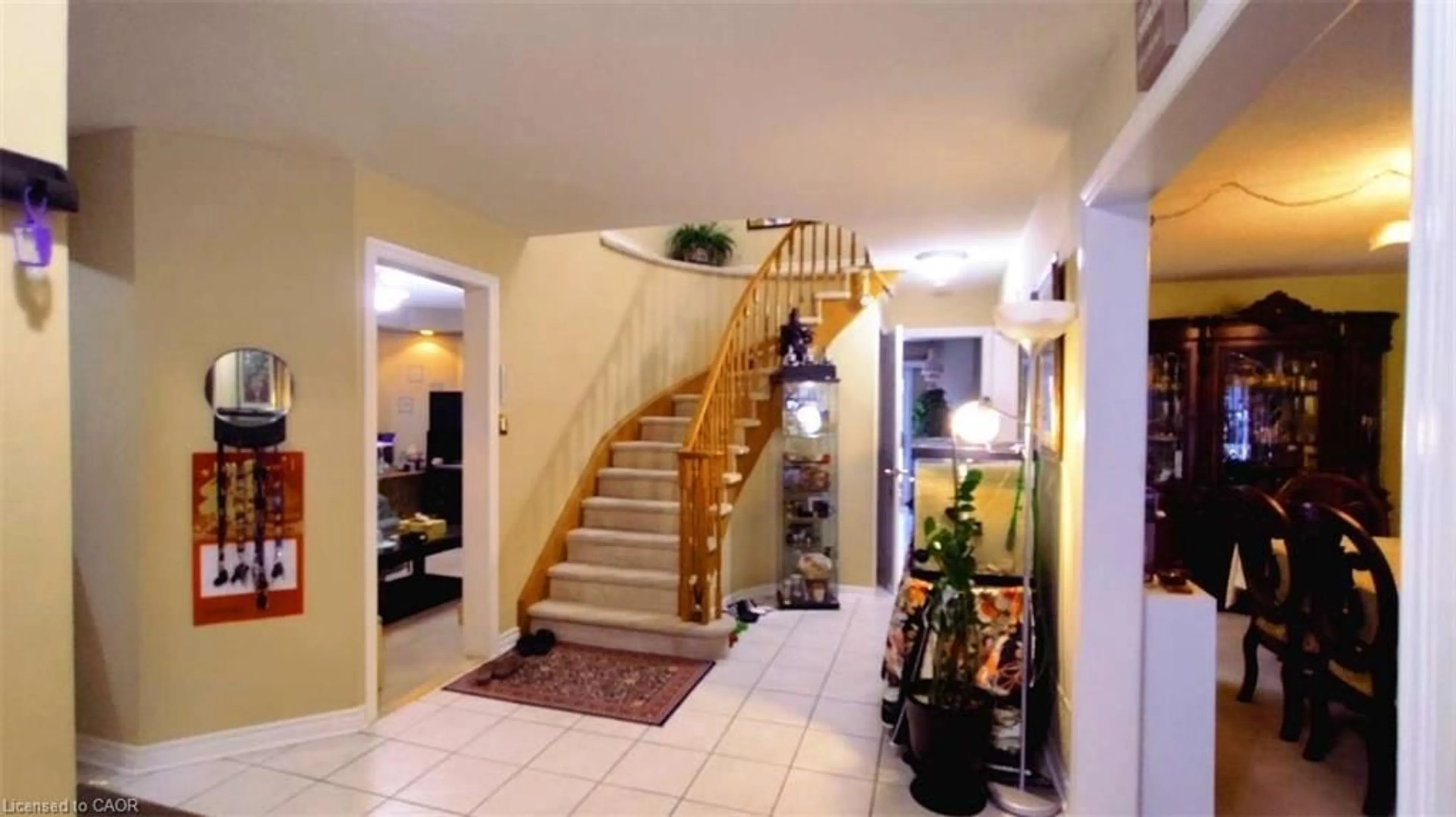 Indoor foyer for 35 Raquel St, Barrie Ontario L4N 9S4