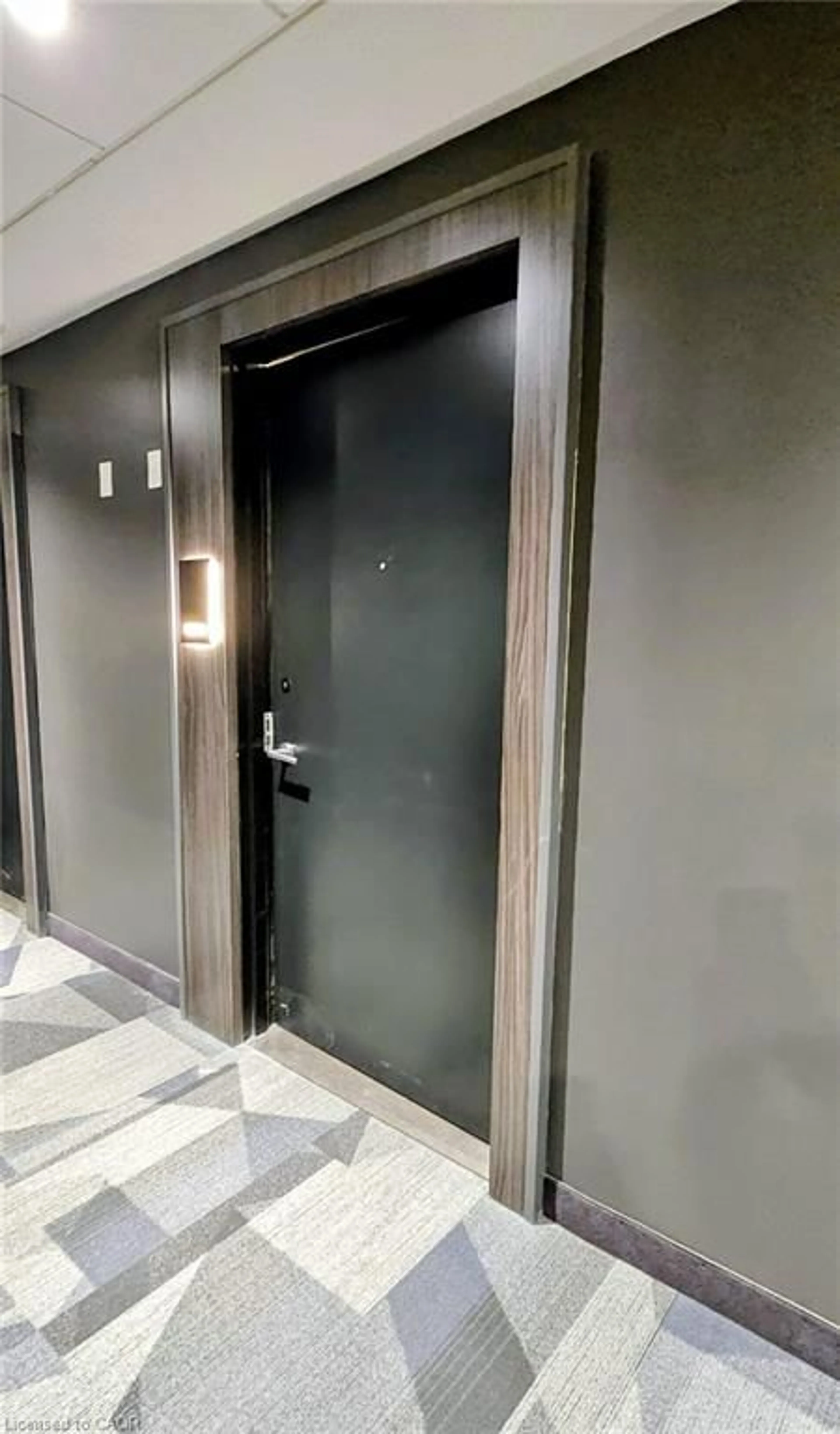 Indoor foyer for 15 Wellington St #1510, Kitchener Ontario N2G 0E4