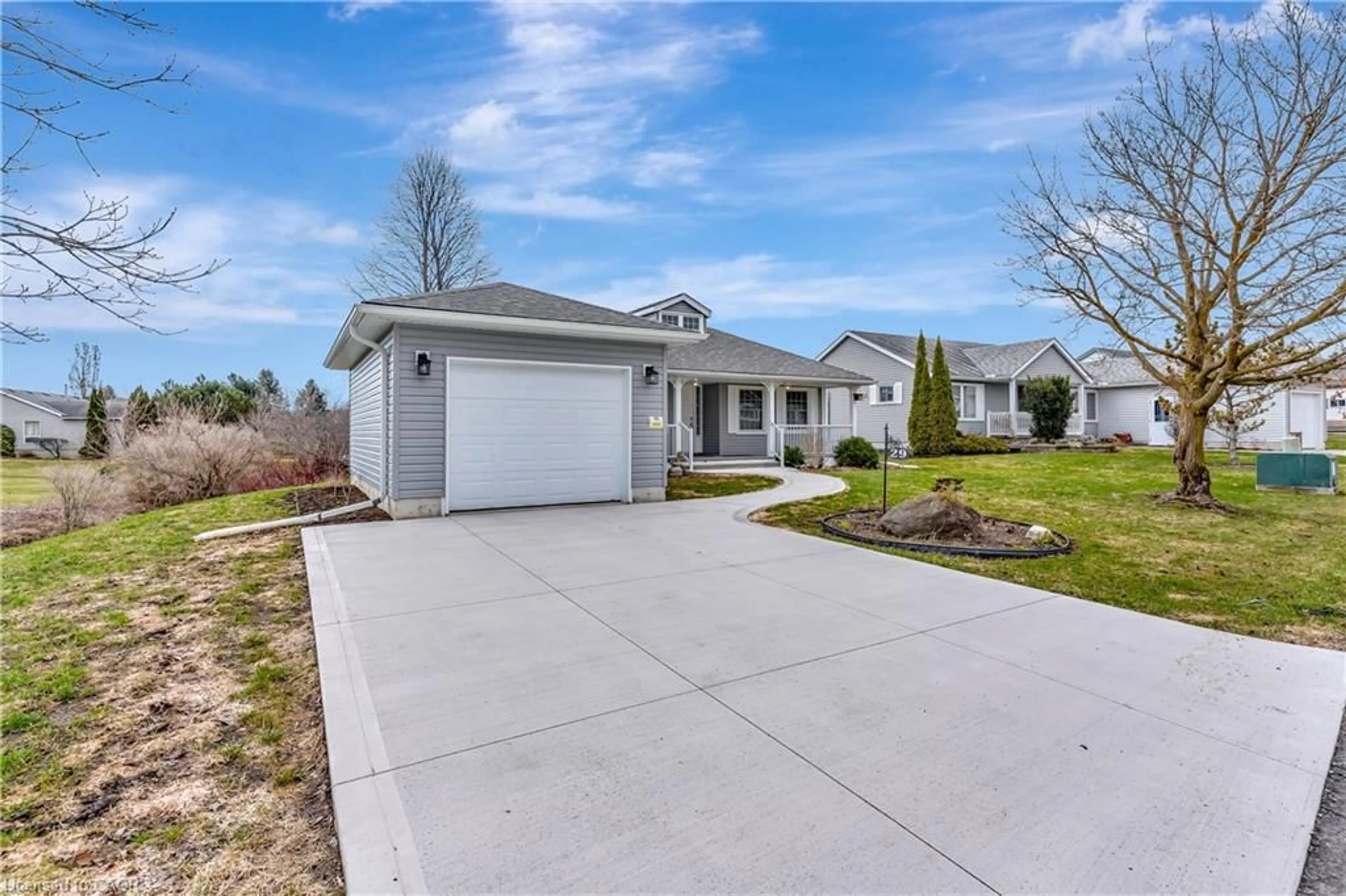 A pic from outside/outdoor area/front of a property/back of a property/a pic from drone, street for 29 Morningside Cir, New Hamburg Ontario N3A 2G2