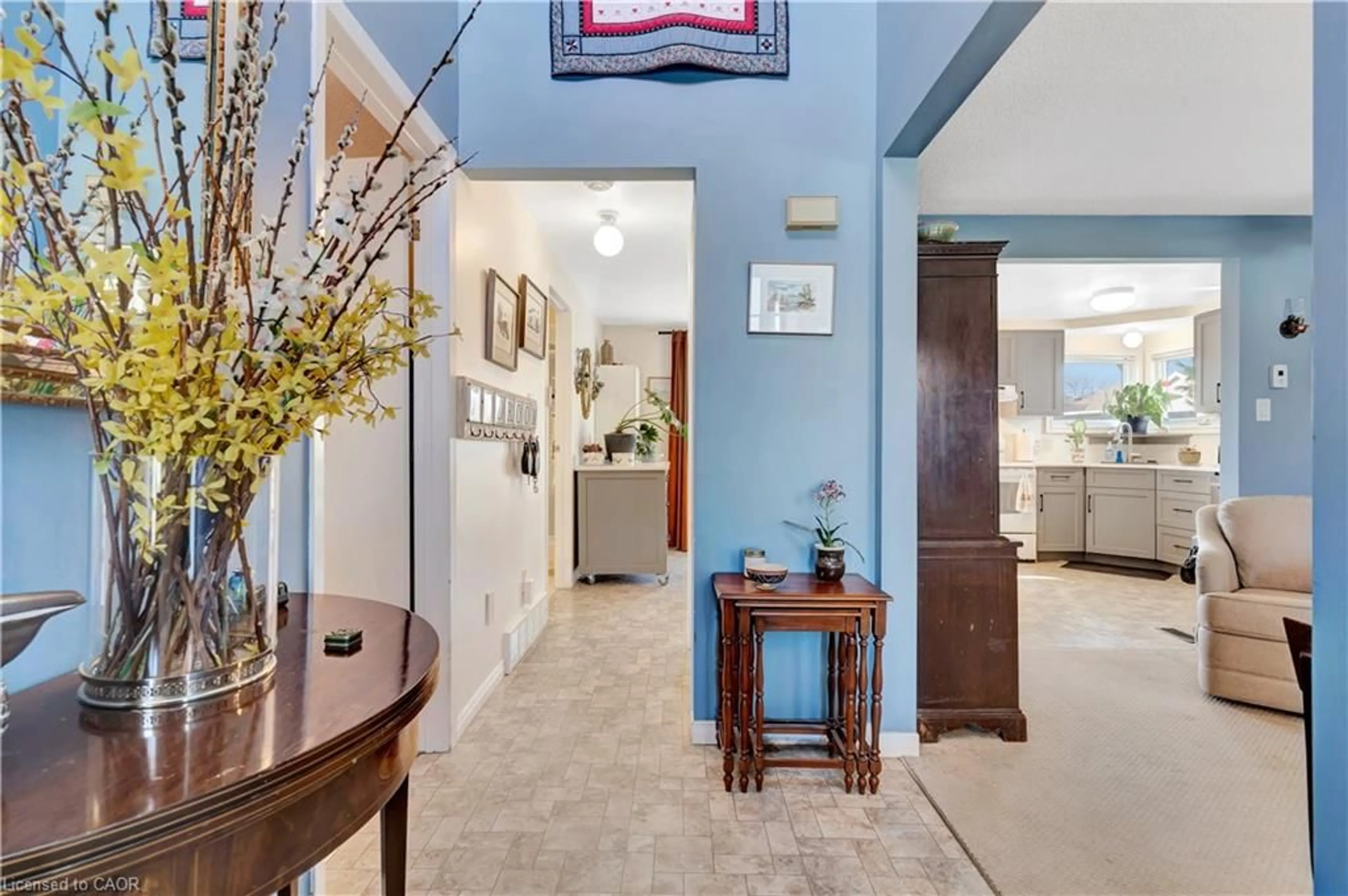 Indoor foyer for 29 Morningside Cir, New Hamburg Ontario N3A 2G2