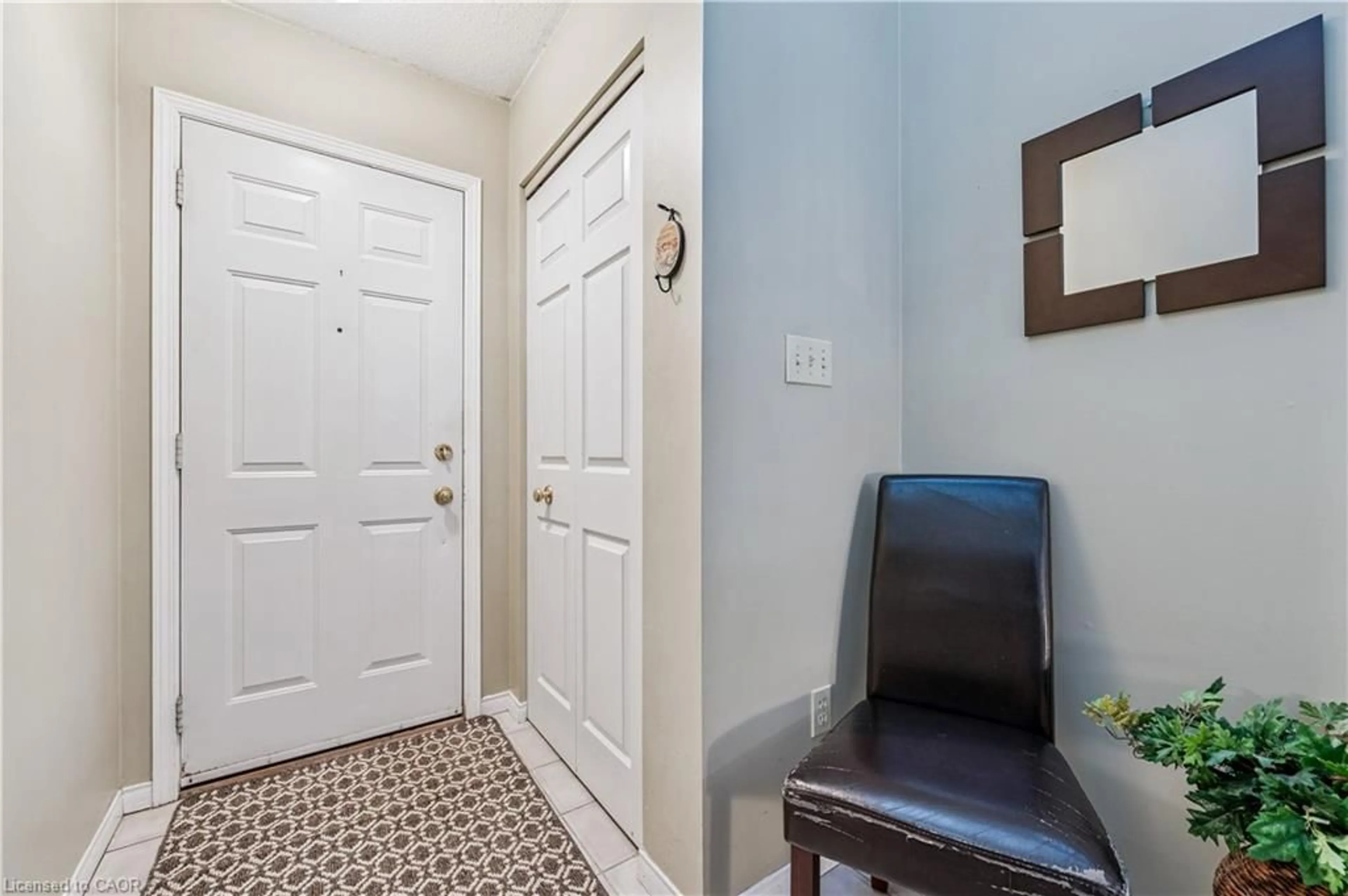 Indoor entryway for 205 Highland Cres #18, Kitchener Ontario N2M 5L6