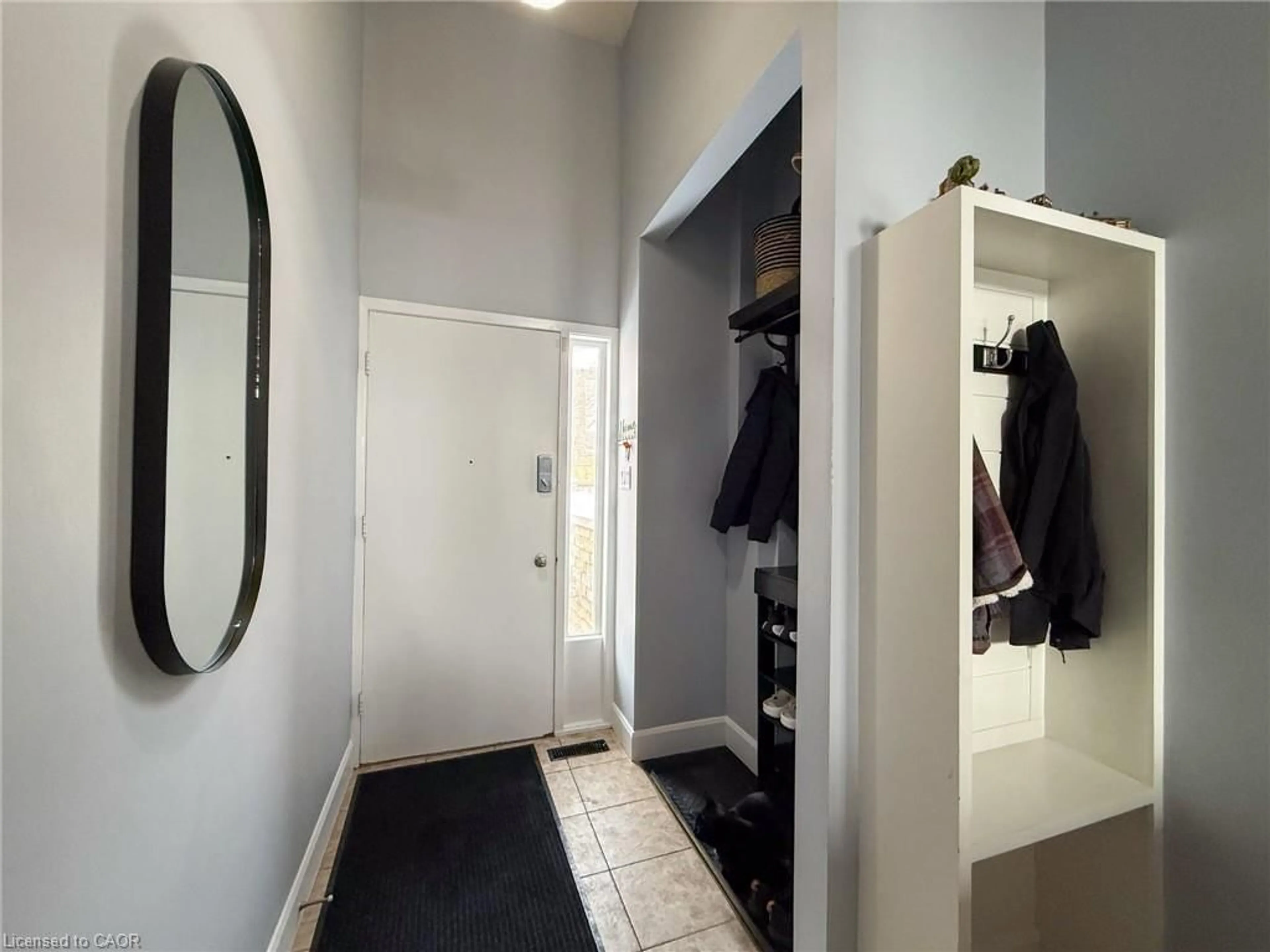 Indoor entryway for 17 Melanie Cres #17, Waterdown Ontario L0R 2H0