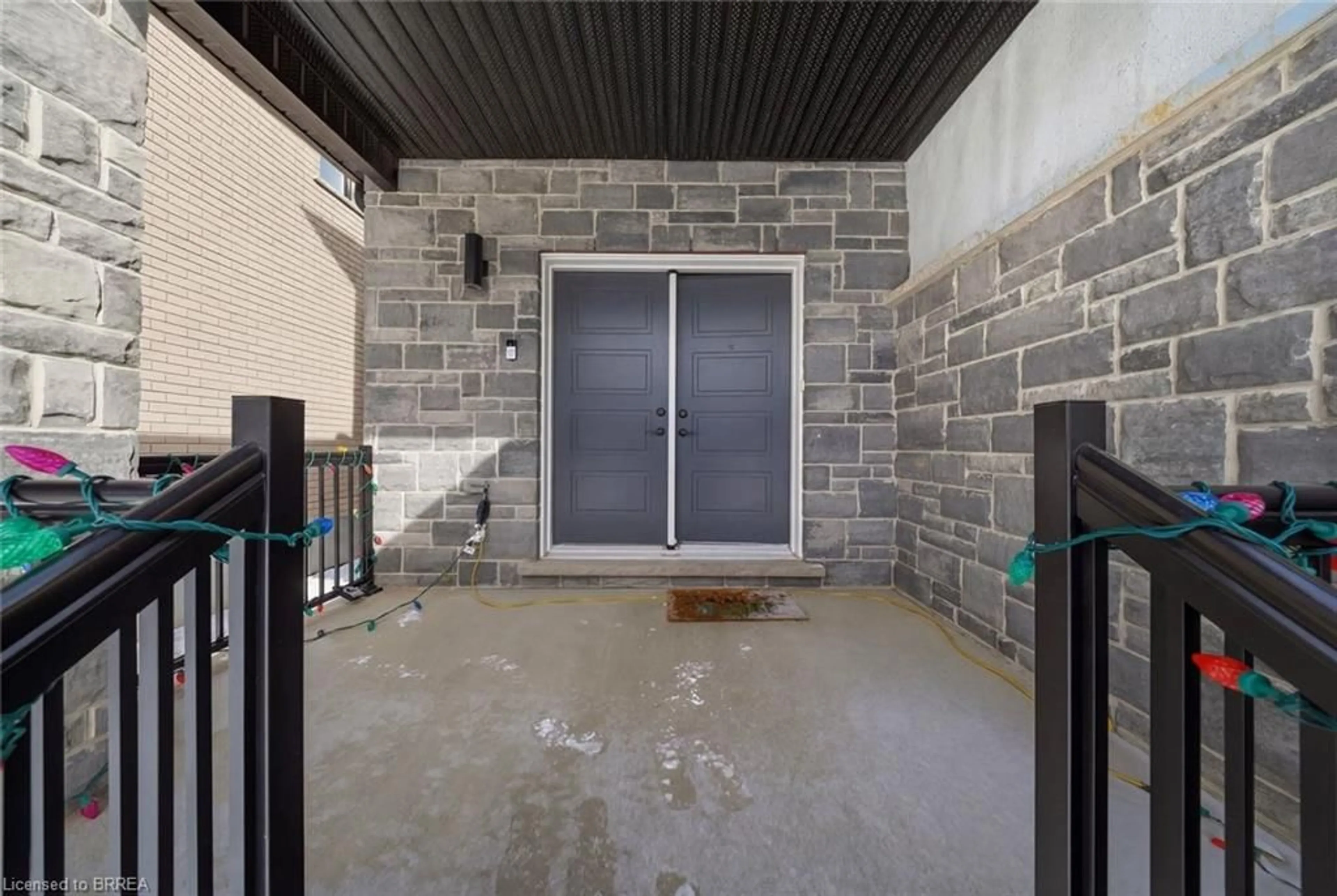 Indoor foyer for 97 Sass Cres, Paris Ontario N3L 0J3