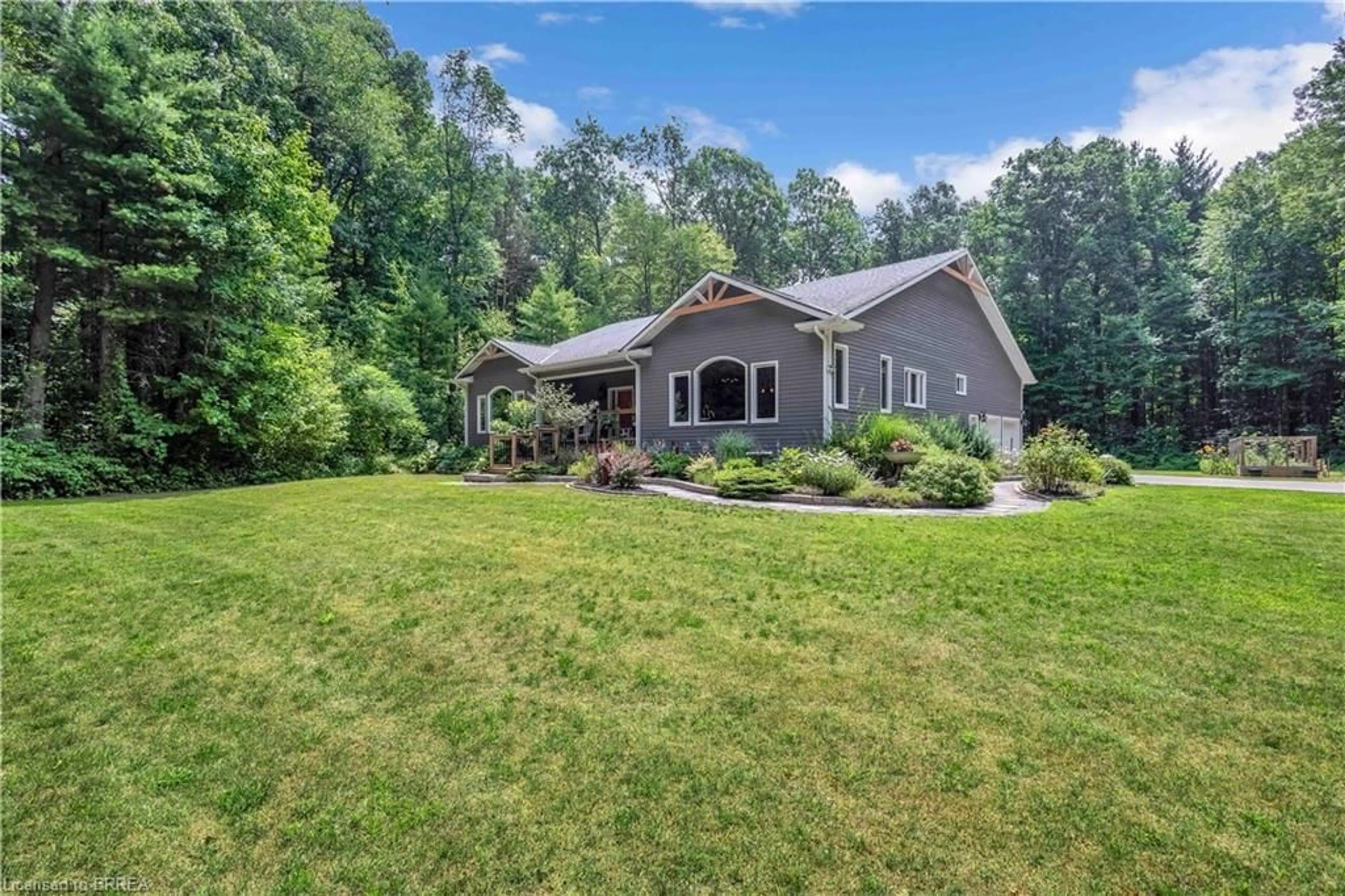 A pic from outside/outdoor area/front of a property/back of a property/a pic from drone, unknown for 156 St Johns Rd, Simcoe Ontario N3Y 4K5