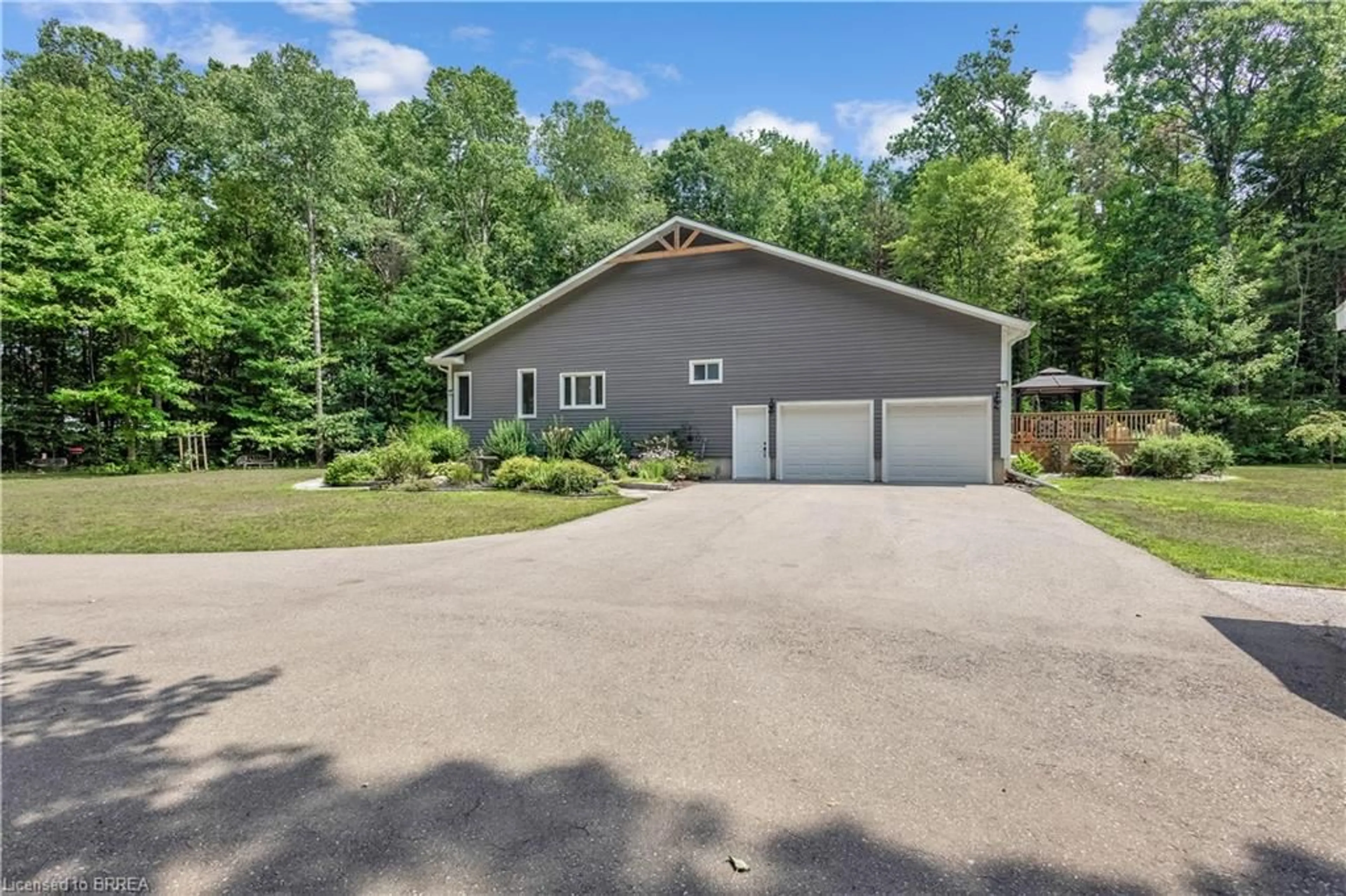 Indoor garage for 156 St Johns Rd, Simcoe Ontario N3Y 4K5