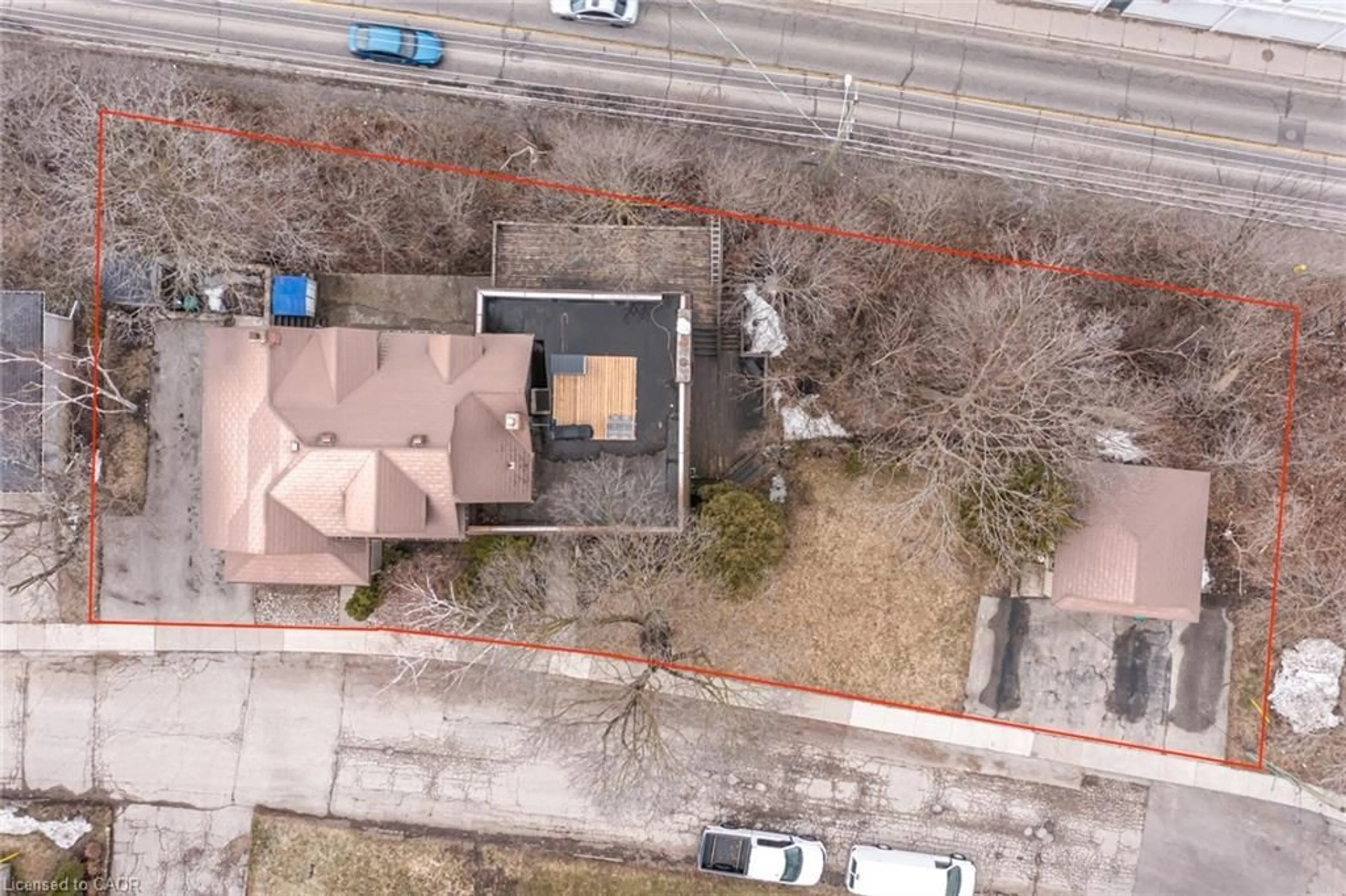 A pic from outside/outdoor area/front of a property/back of a property/a pic from drone, street for 334 Agnes St, Cambridge Ontario N3H 1K3