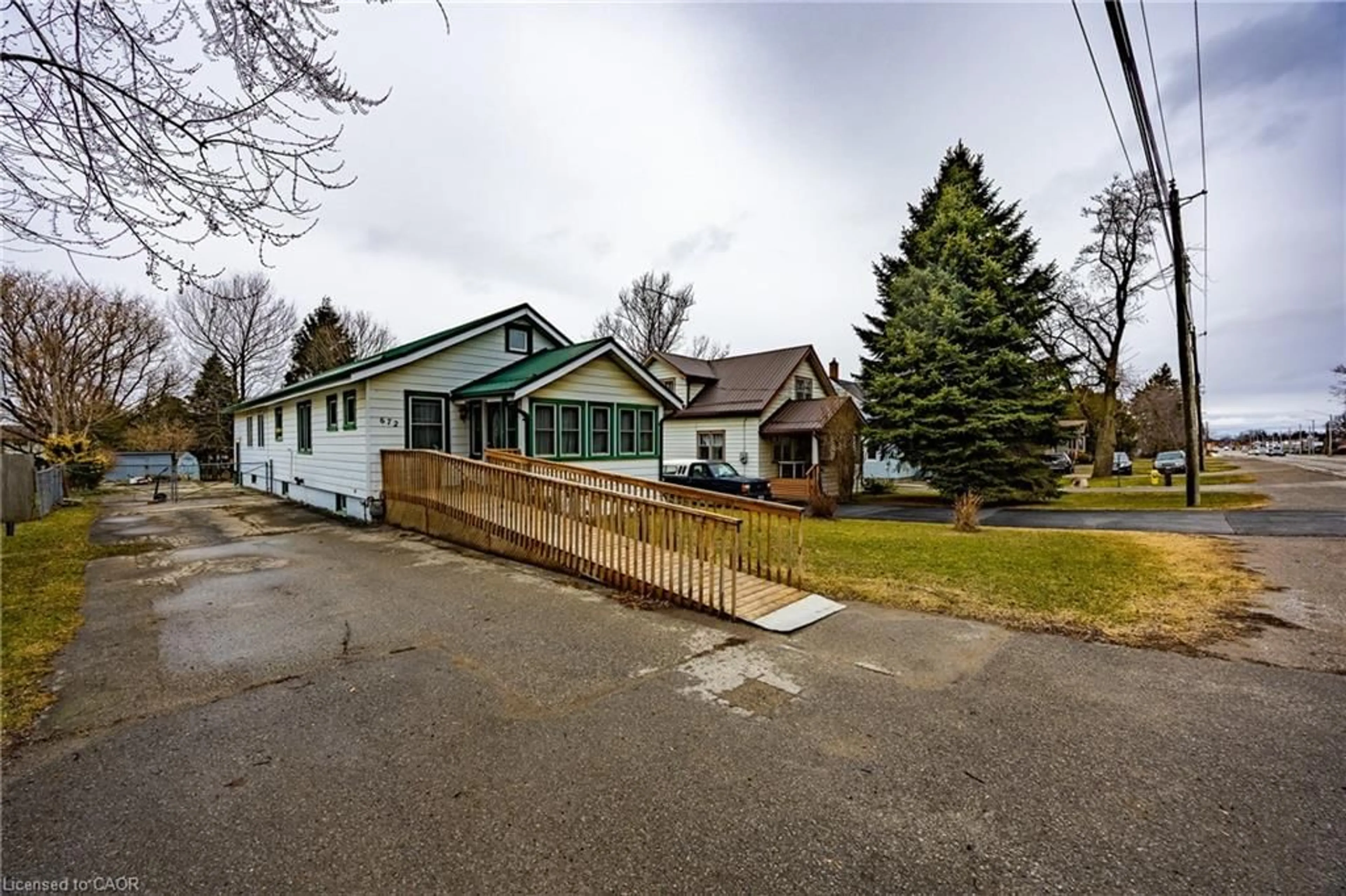 A pic from outside/outdoor area/front of a property/back of a property/a pic from drone, street for 672 James St, Delhi Ontario N4B 2C7