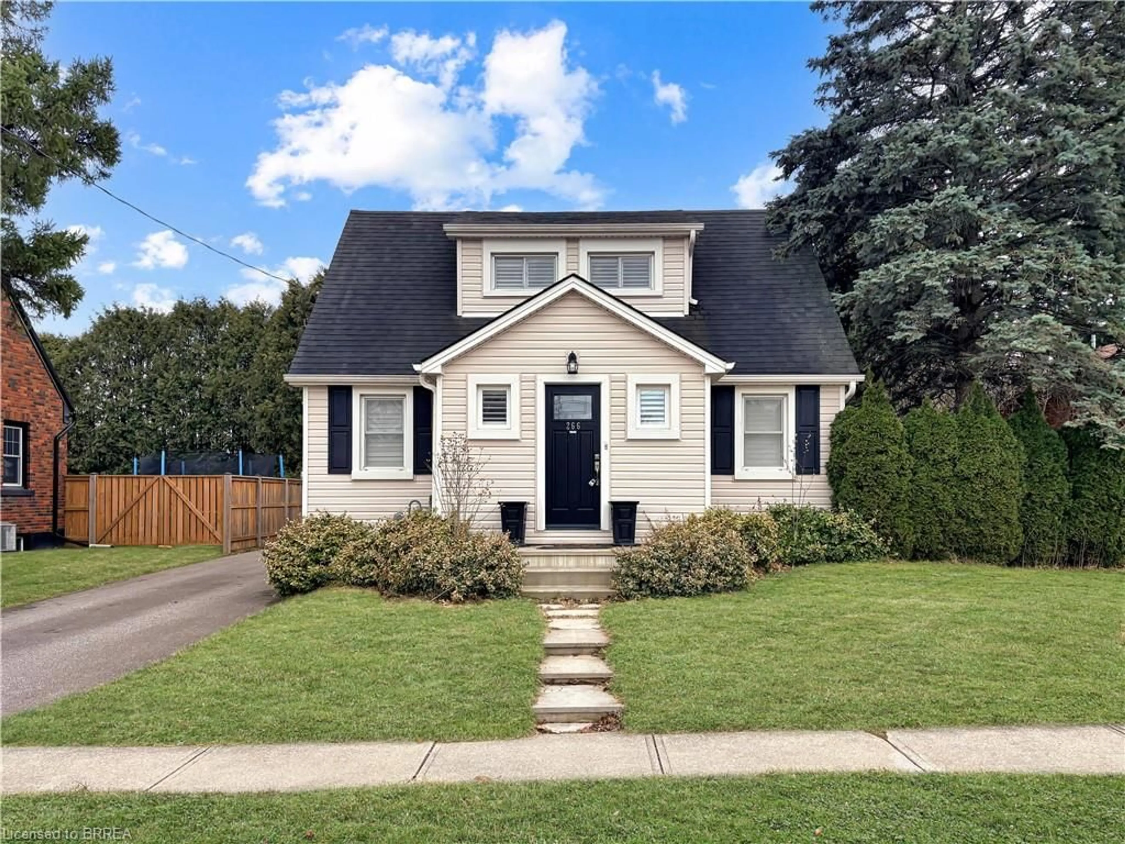 Home with vinyl exterior material, street for 266 Grove St, Simcoe Ontario N3Y 1K9