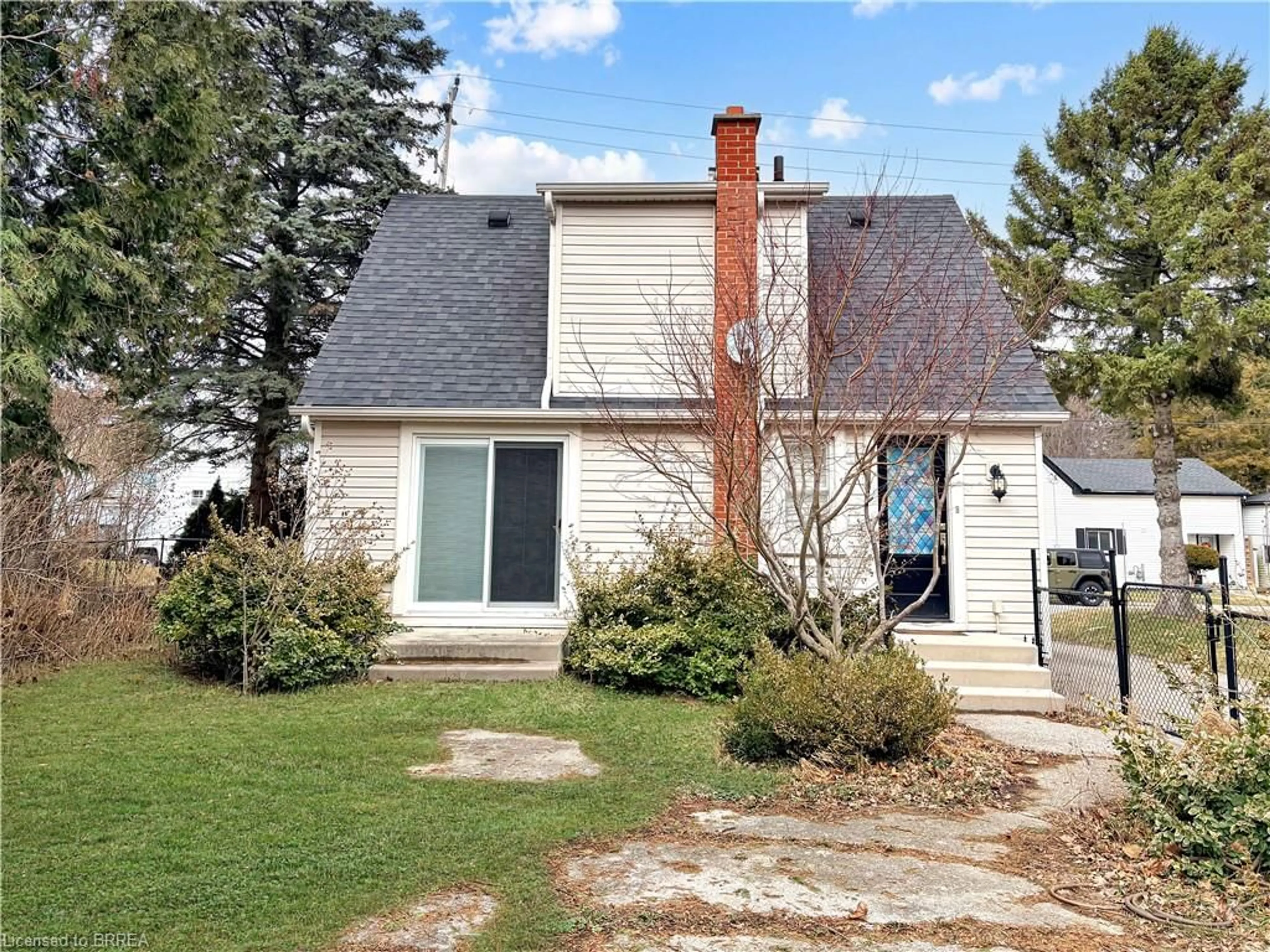 Home with vinyl exterior material, street for 266 Grove St, Simcoe Ontario N3Y 1K9