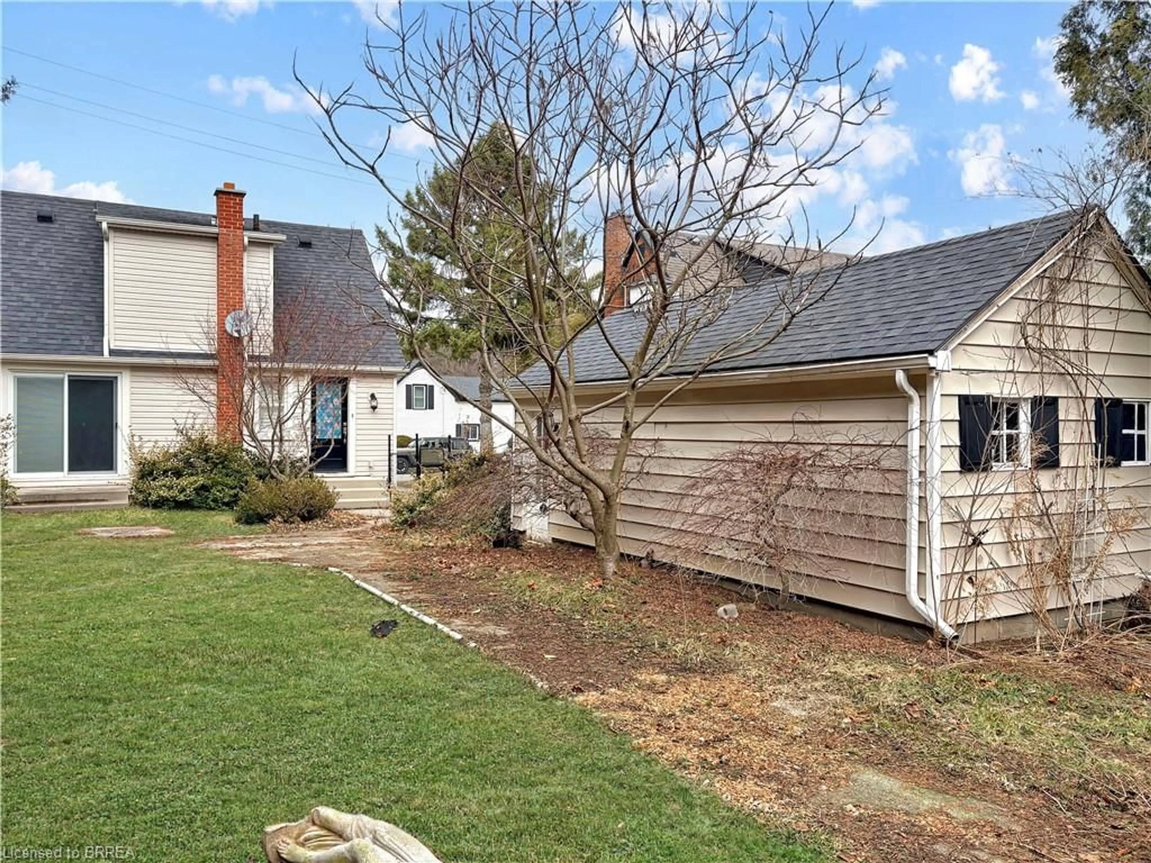 A pic from outside/outdoor area/front of a property/back of a property/a pic from drone, street for 266 Grove St, Simcoe Ontario N3Y 1K9