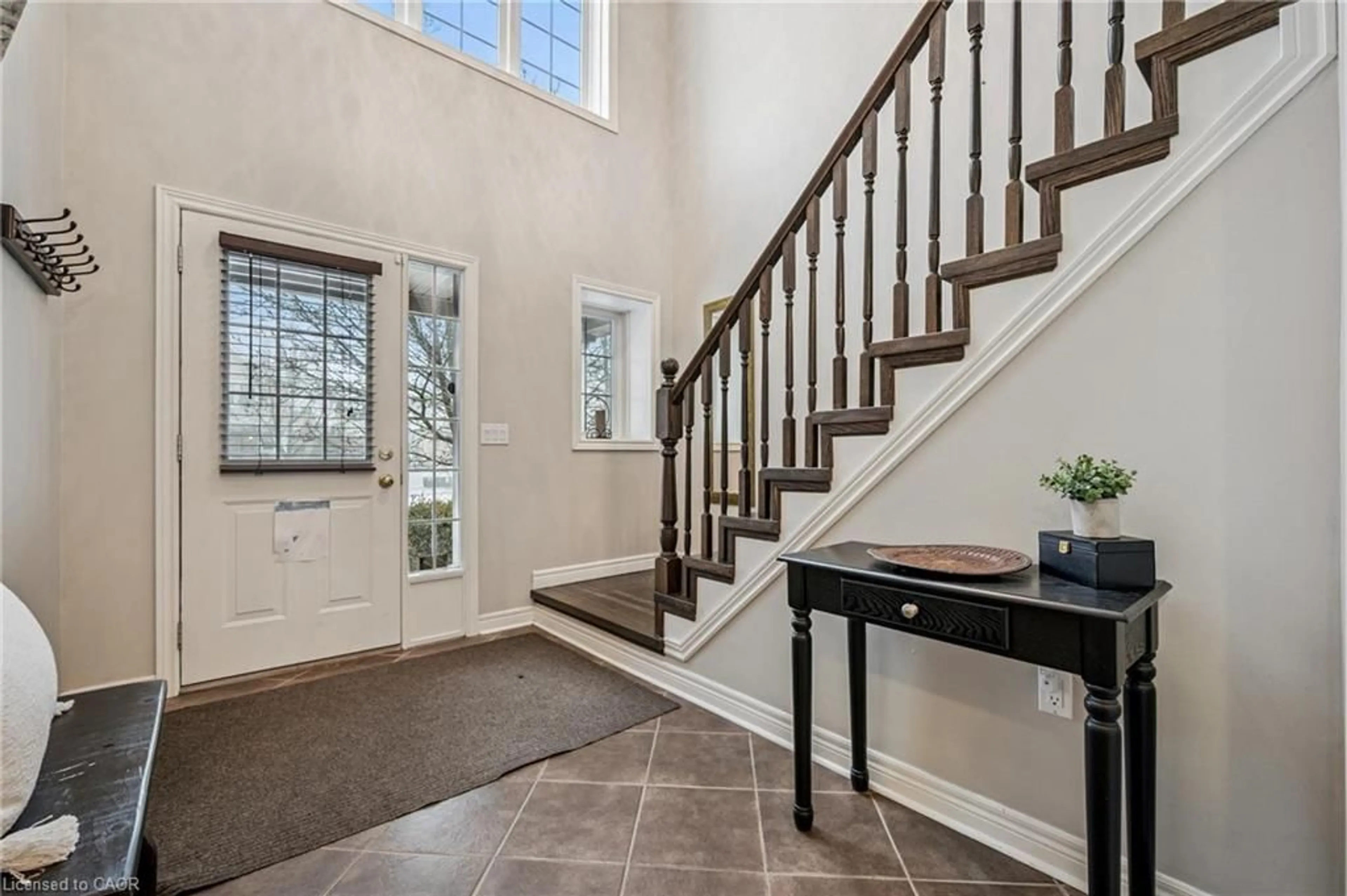 Indoor entryway for 150 Lynch Cir, Guelph Ontario N1L 1R7