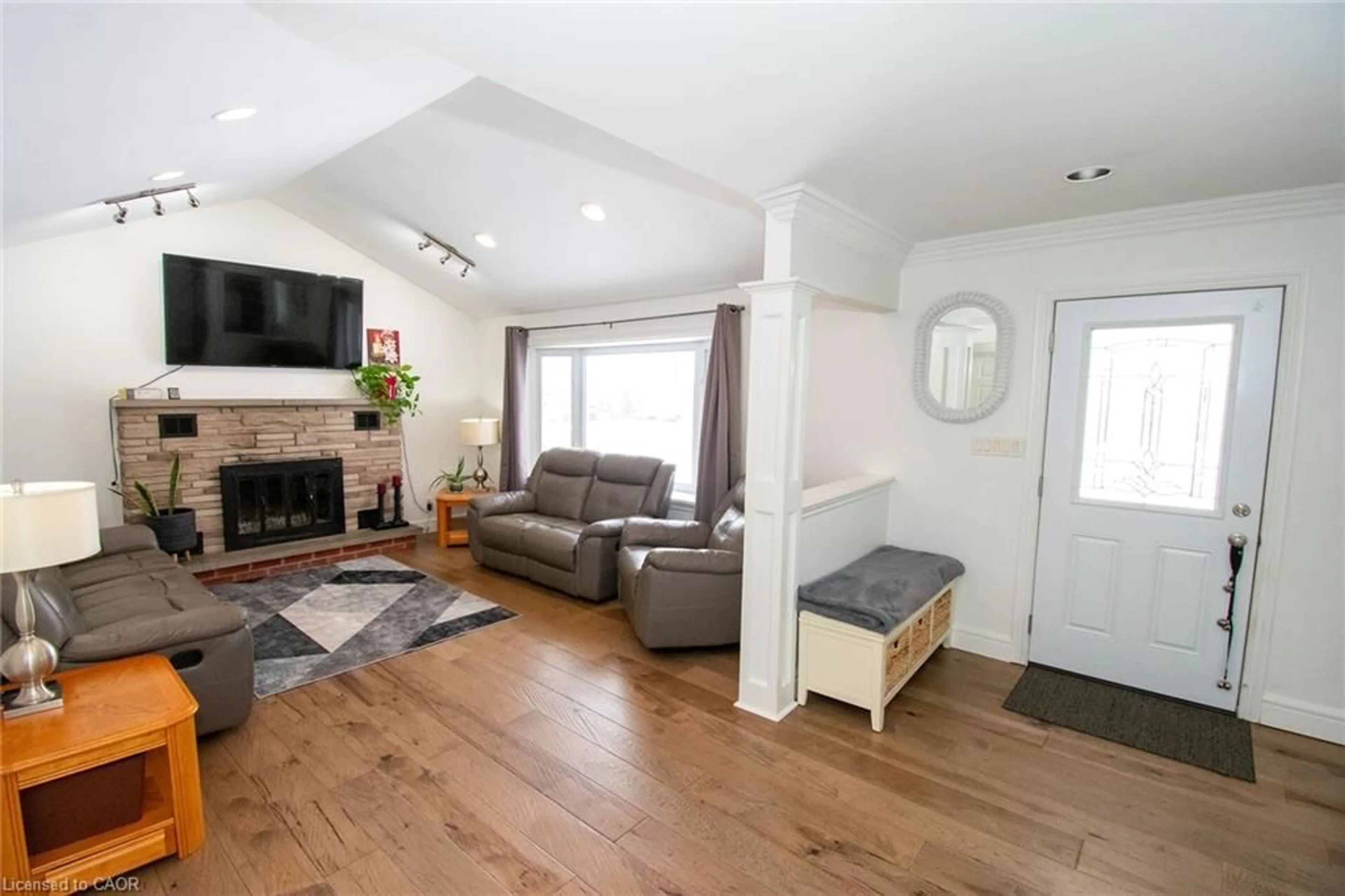 Living room with furniture, wood/laminate floor for 168 Fairview Ave, Dunnville Ontario N1A 1B1