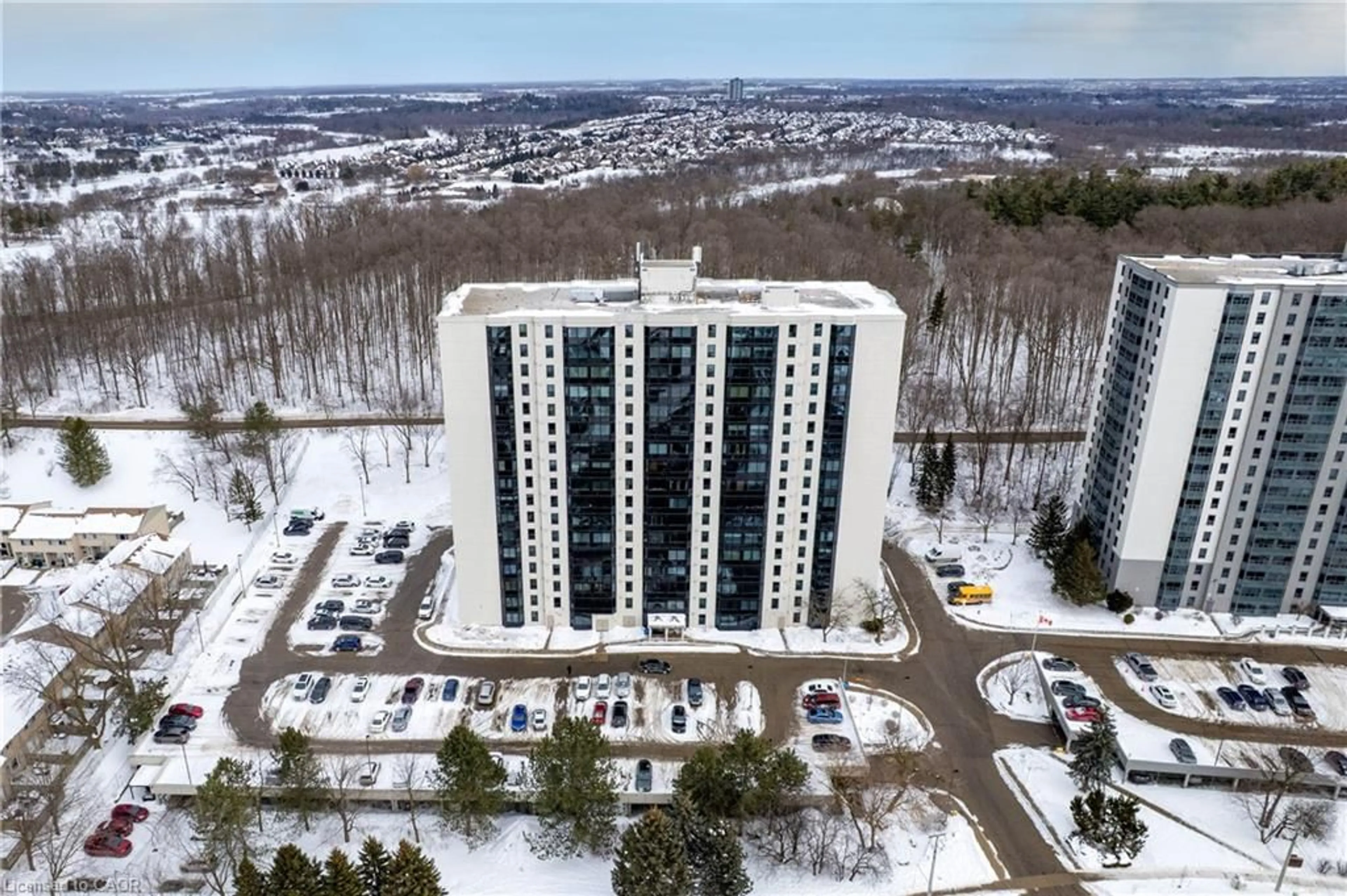 A pic from outside/outdoor area/front of a property/back of a property/a pic from drone, building for 35 Green Valley Dr, Kitchener Ontario N2P 2A5