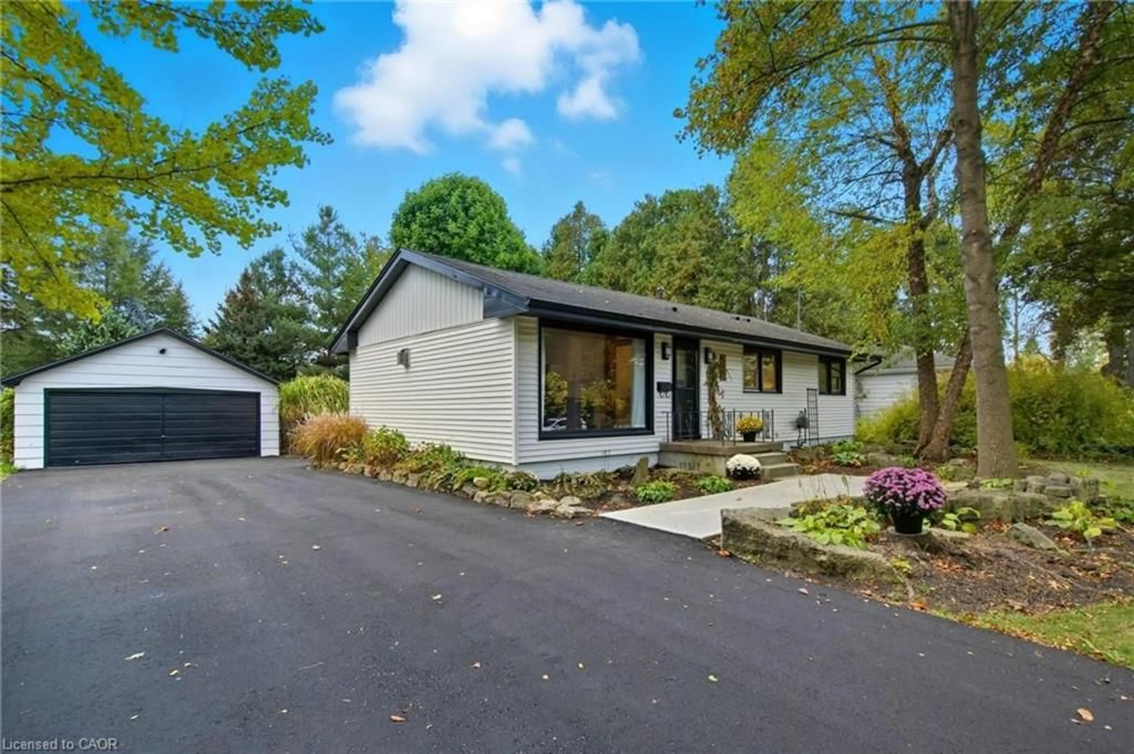 Home with vinyl exterior material, street for 570 Westview Ave, Hamilton Ontario L9G 1N9