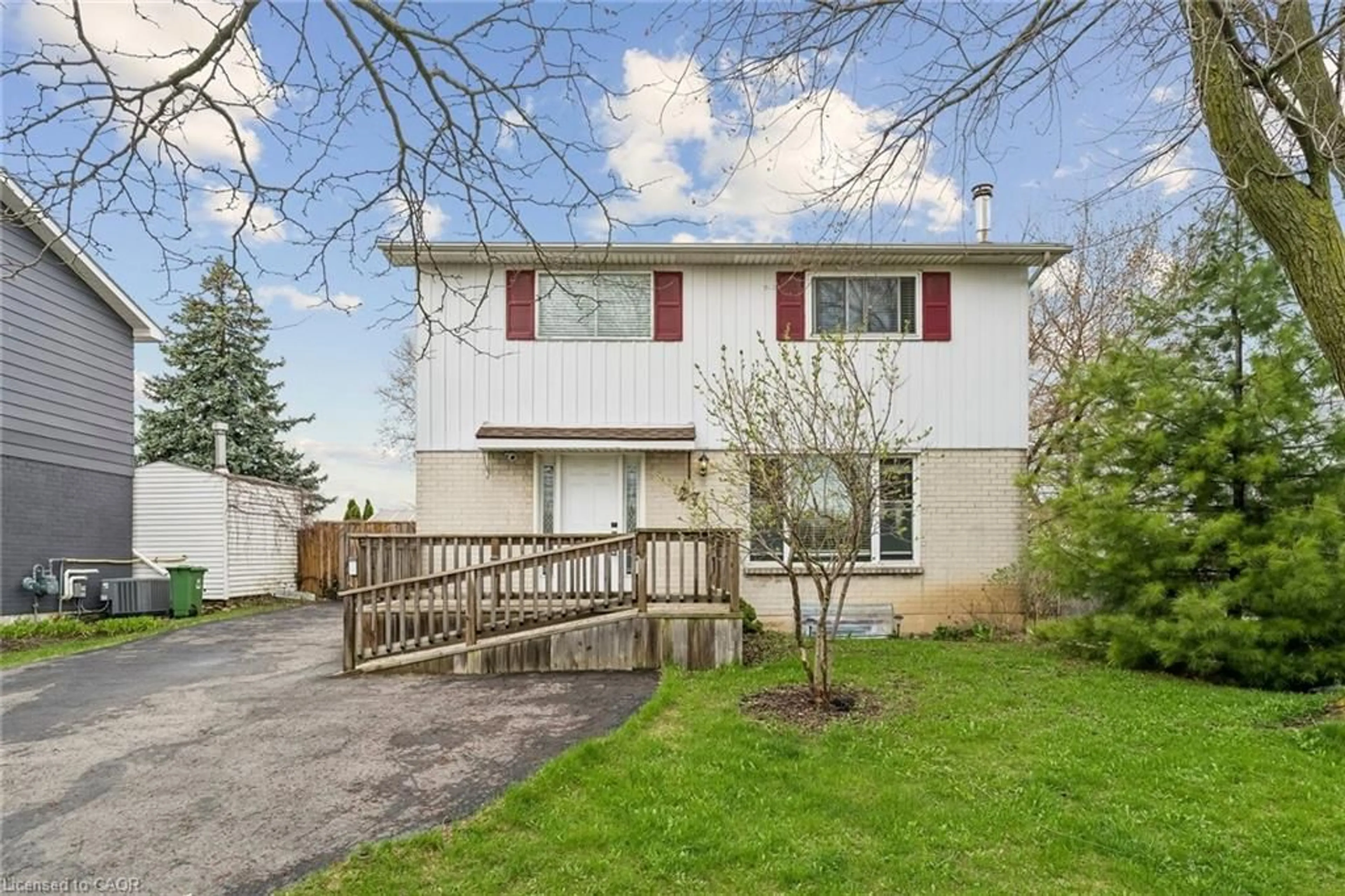 A pic from outside/outdoor area/front of a property/back of a property/a pic from drone, street for 27 John Murray St, Stoney Creek Ontario L8J 1C5