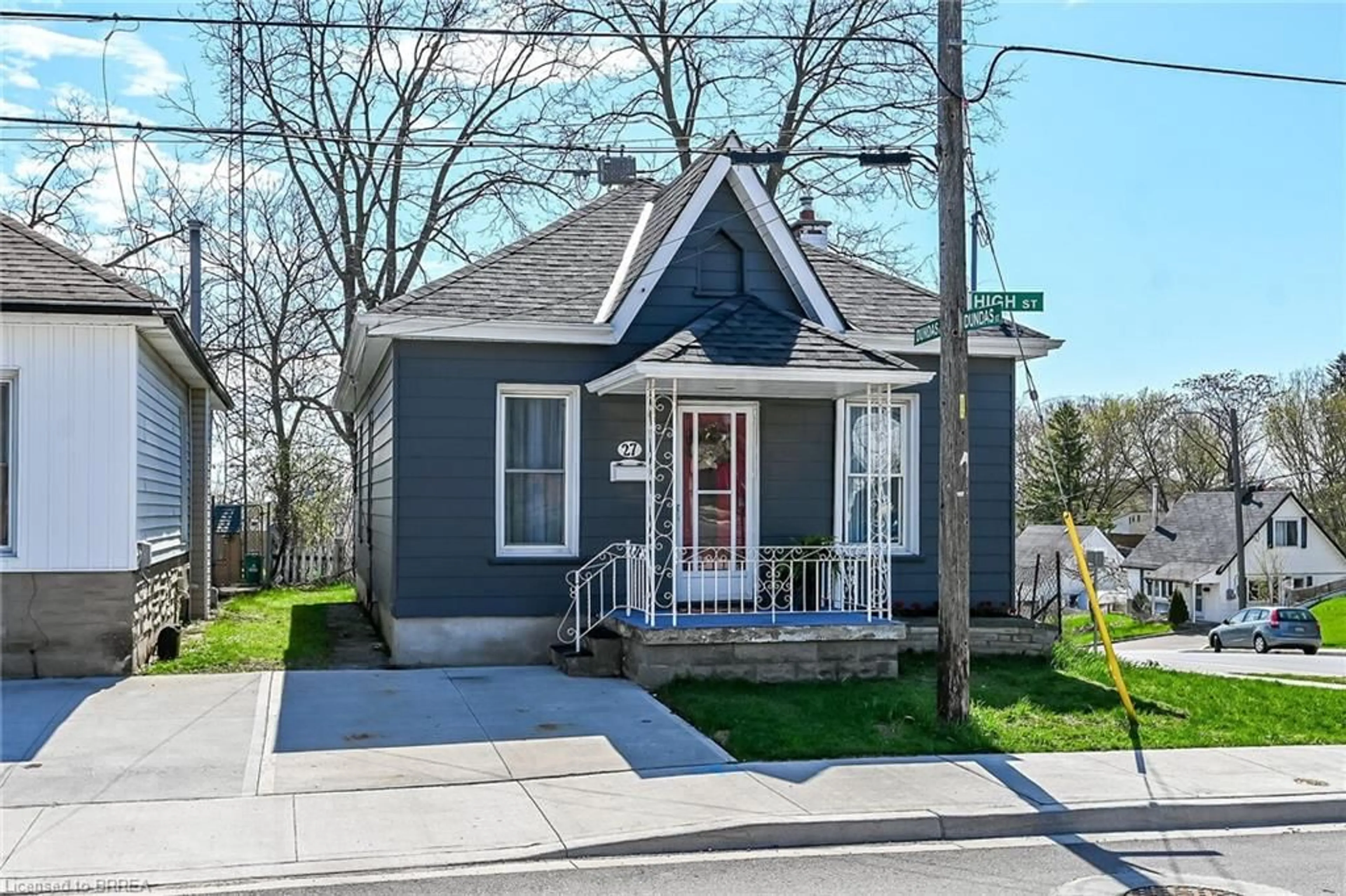 Home with vinyl exterior material, street for 27 High St, Brantford Ontario N3R 3Y3