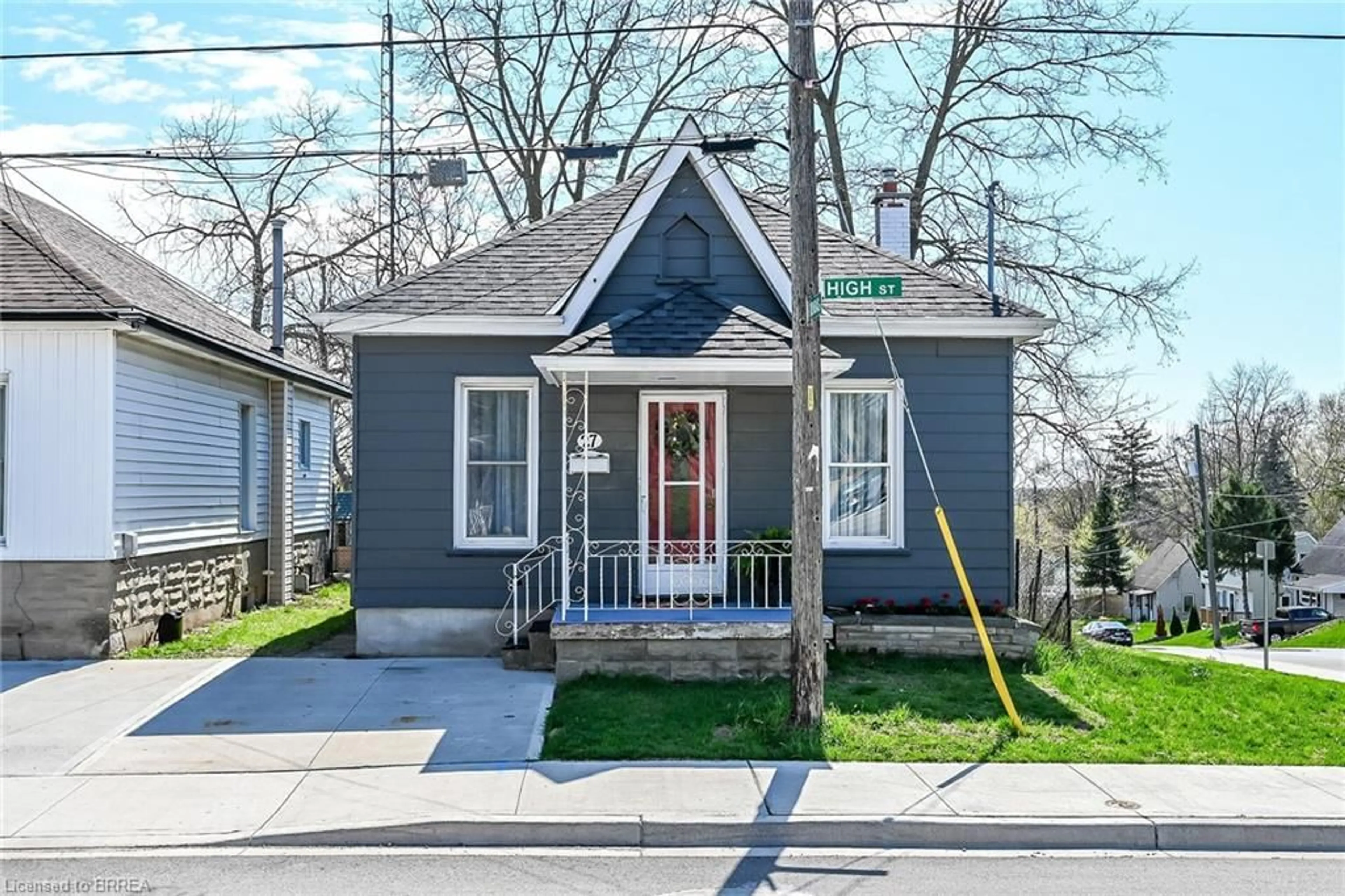 Home with vinyl exterior material, street for 27 High St, Brantford Ontario N3R 3Y3