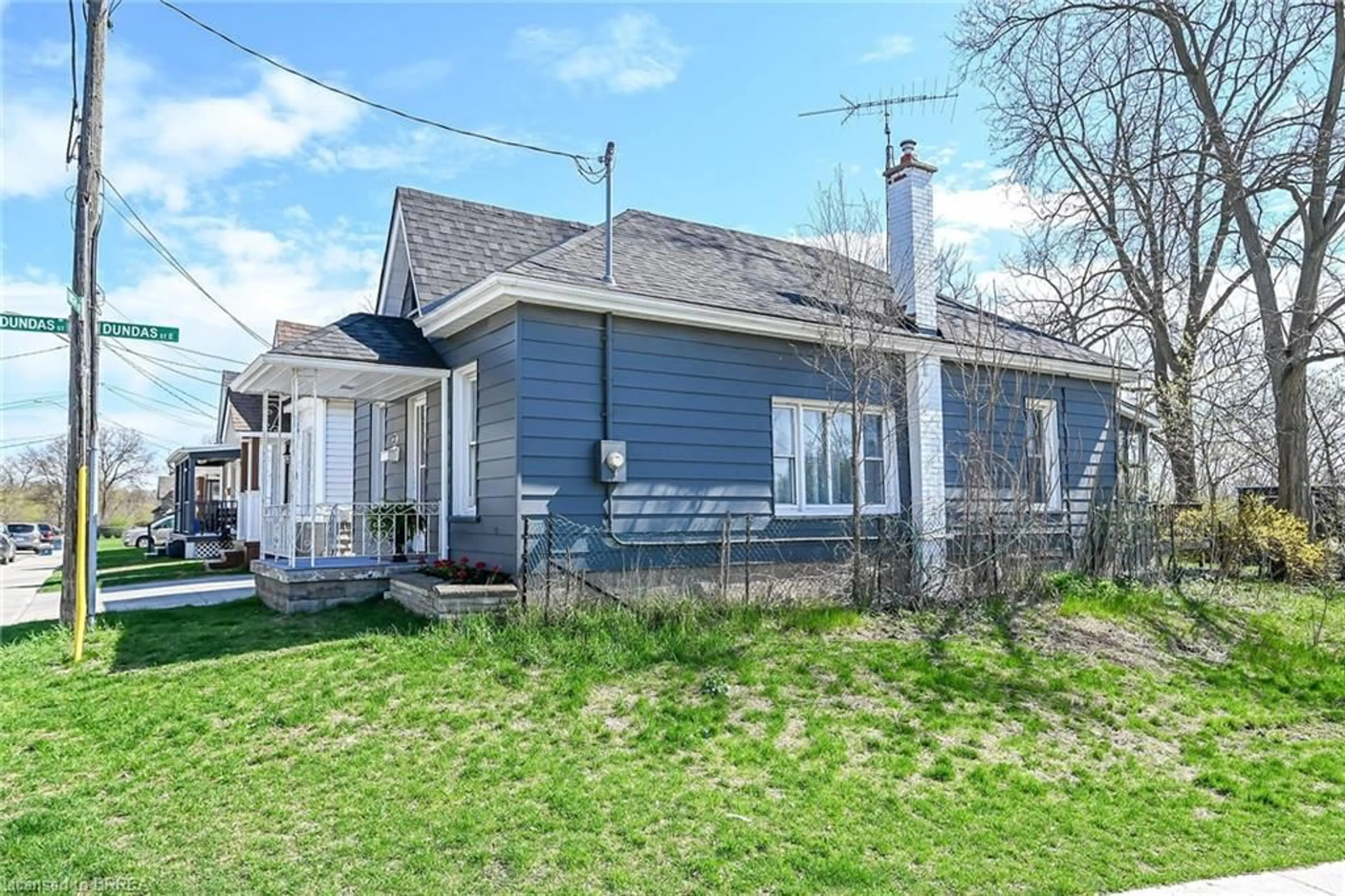 A pic from outside/outdoor area/front of a property/back of a property/a pic from drone, street for 27 High St, Brantford Ontario N3R 3Y3