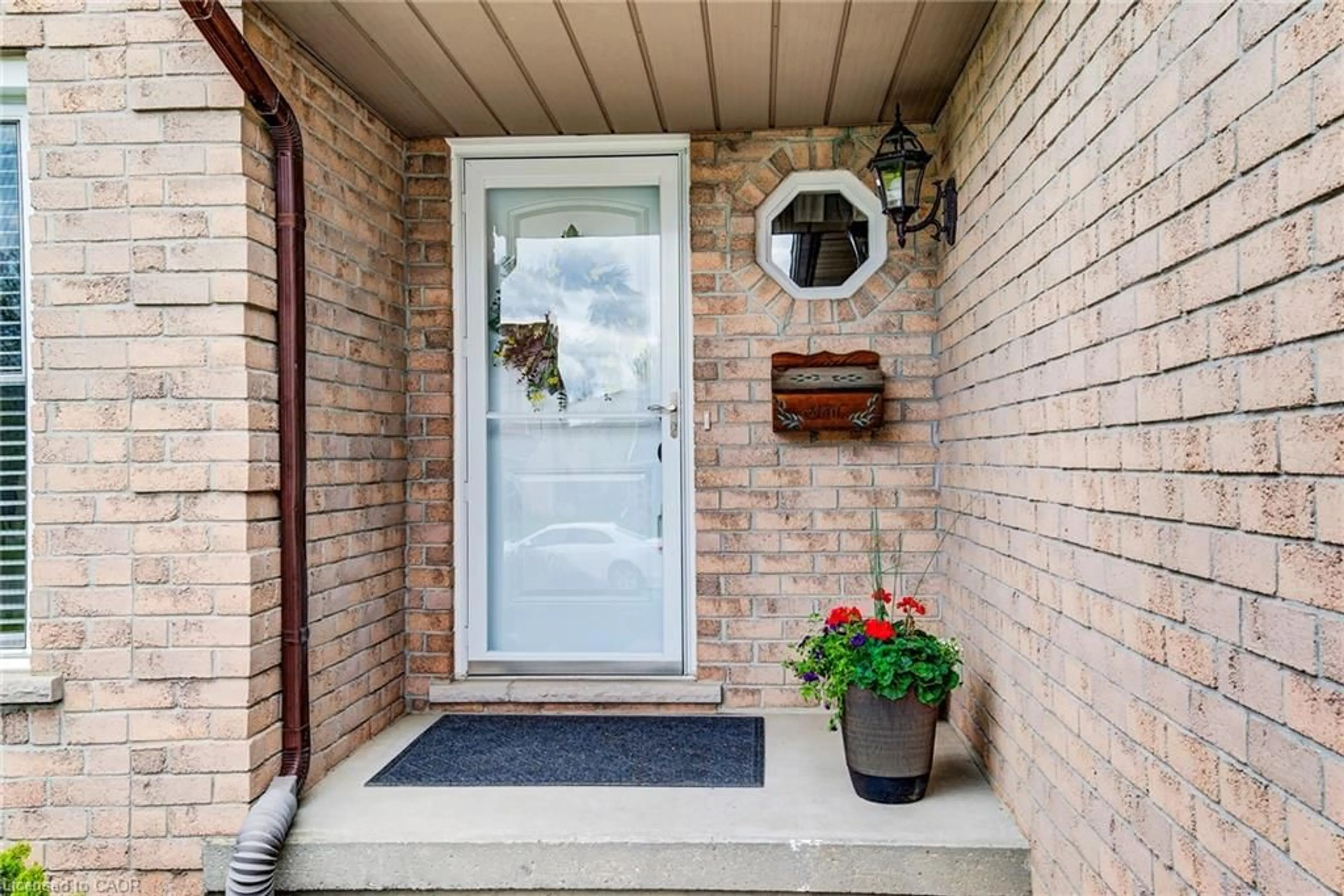 Indoor entryway for 397 Cooper St, Cambridge Ontario N3C 3X9